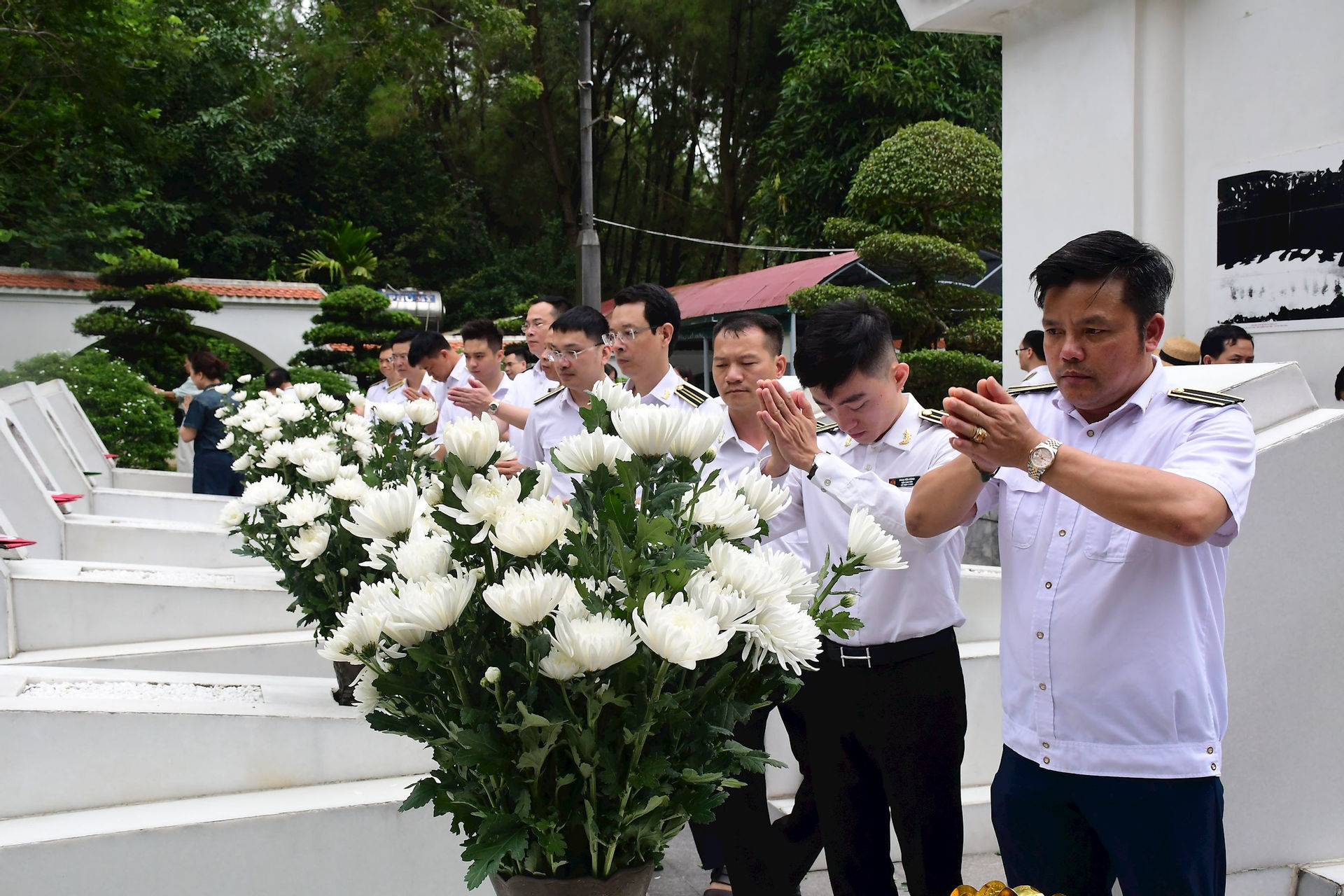 10.-cac-thanh-vien-trong-doan-bay-to-long-tri-an-truoc-mo-phan-cua-cac-liet-sy.jpg