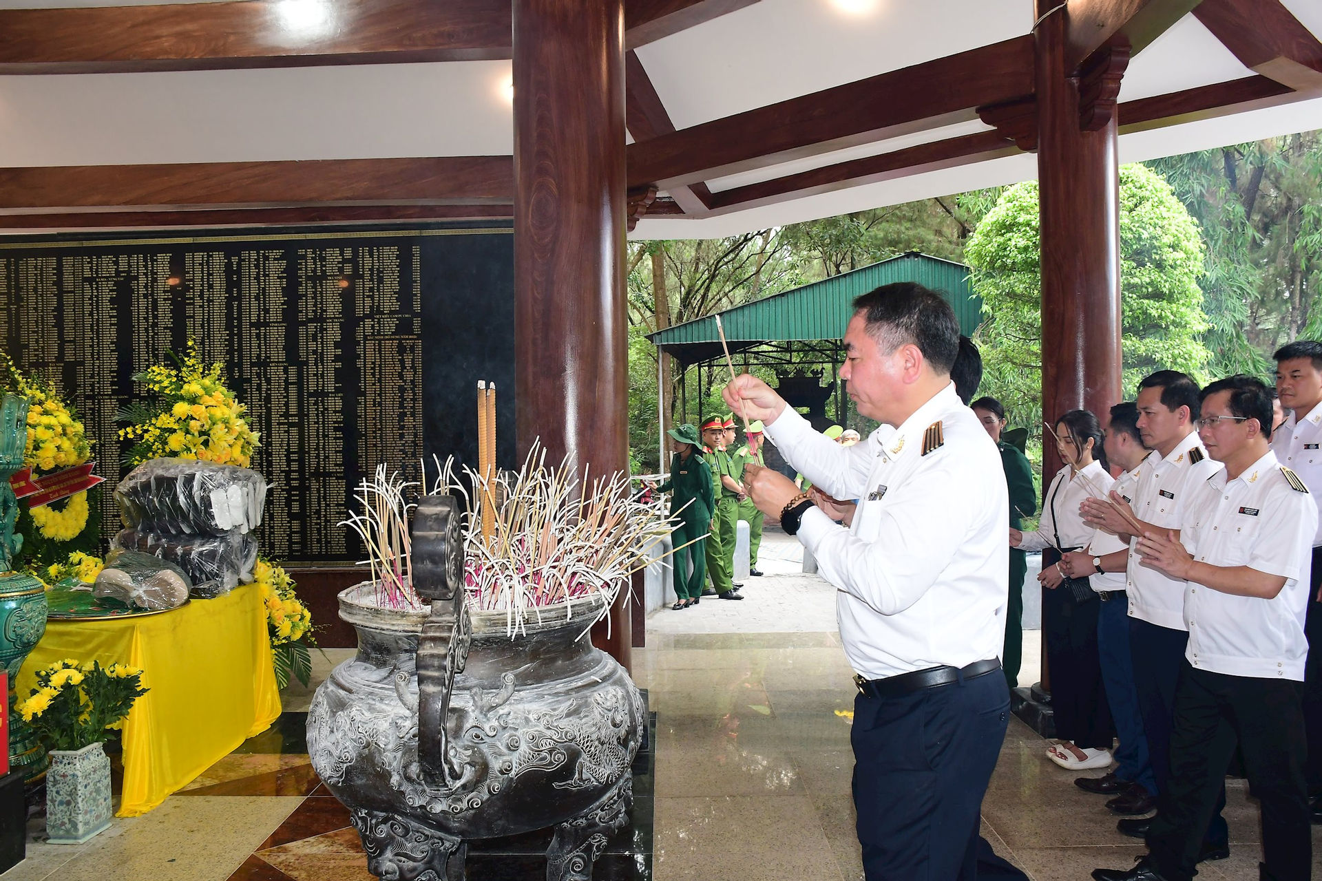 2.-pho-tong-kiem-toan-thap-huong-tri-an-cac-anh-hung-liet-sy-thanh-nien-xung-phong-tai-nha-bia-tuong-niem.jpg