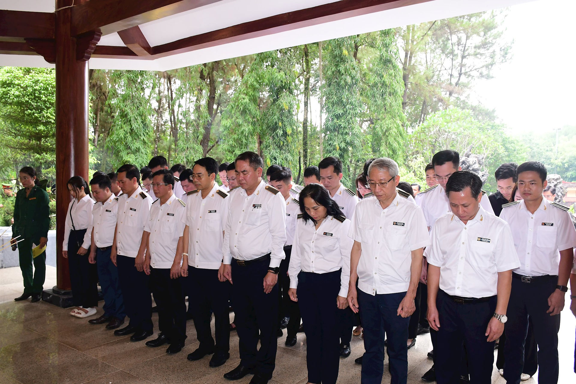 3.-doan-cong-tac-danh-1-phut-mac-niem-cac-liet-sy-thanh-nien-xung-phong.jpg