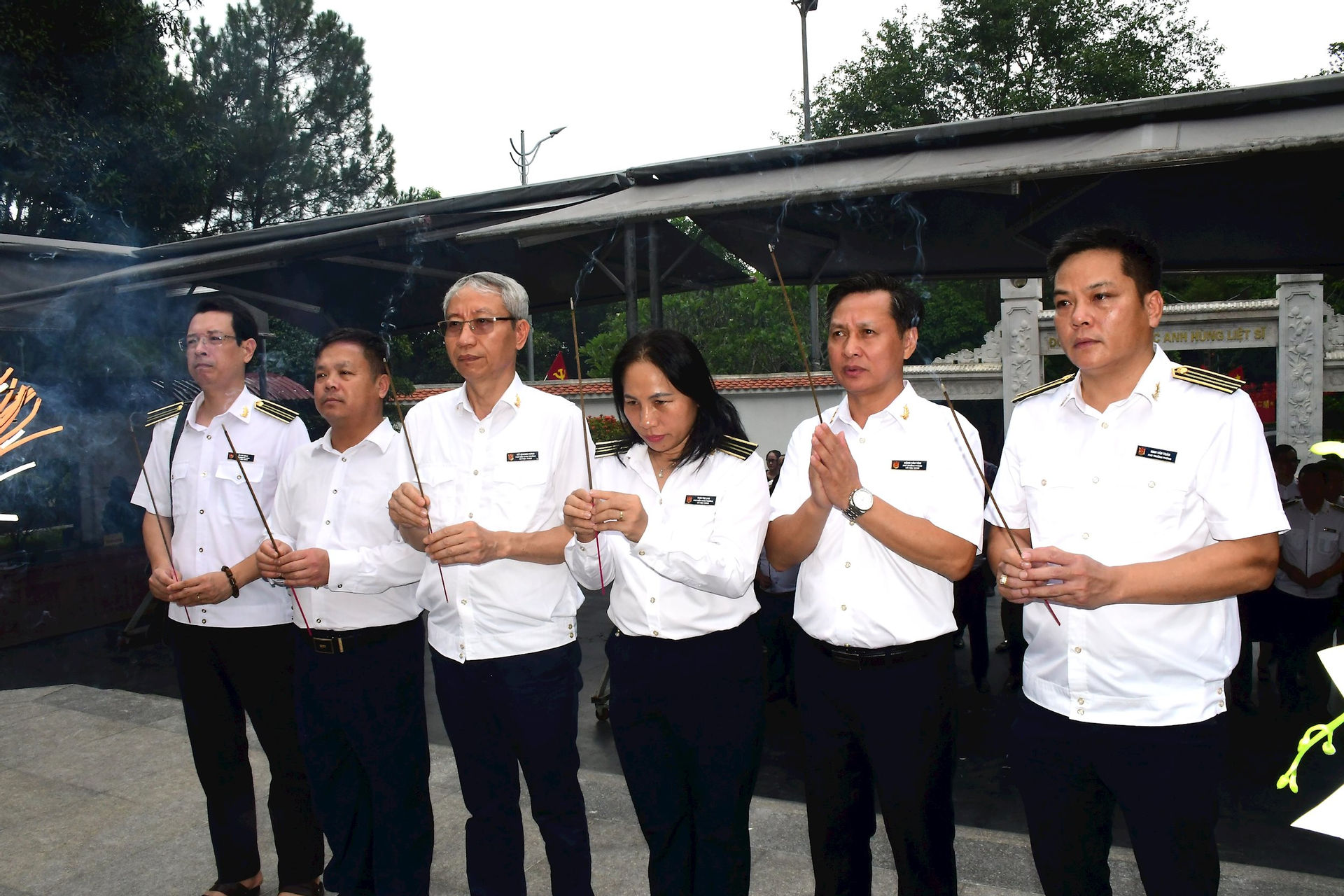 8.-doan-cong-tac-hoi-ccb-dang-huong-tai-dai-tuong-niem-10-co-gai-thanh-nien-xung-phong.jpg
