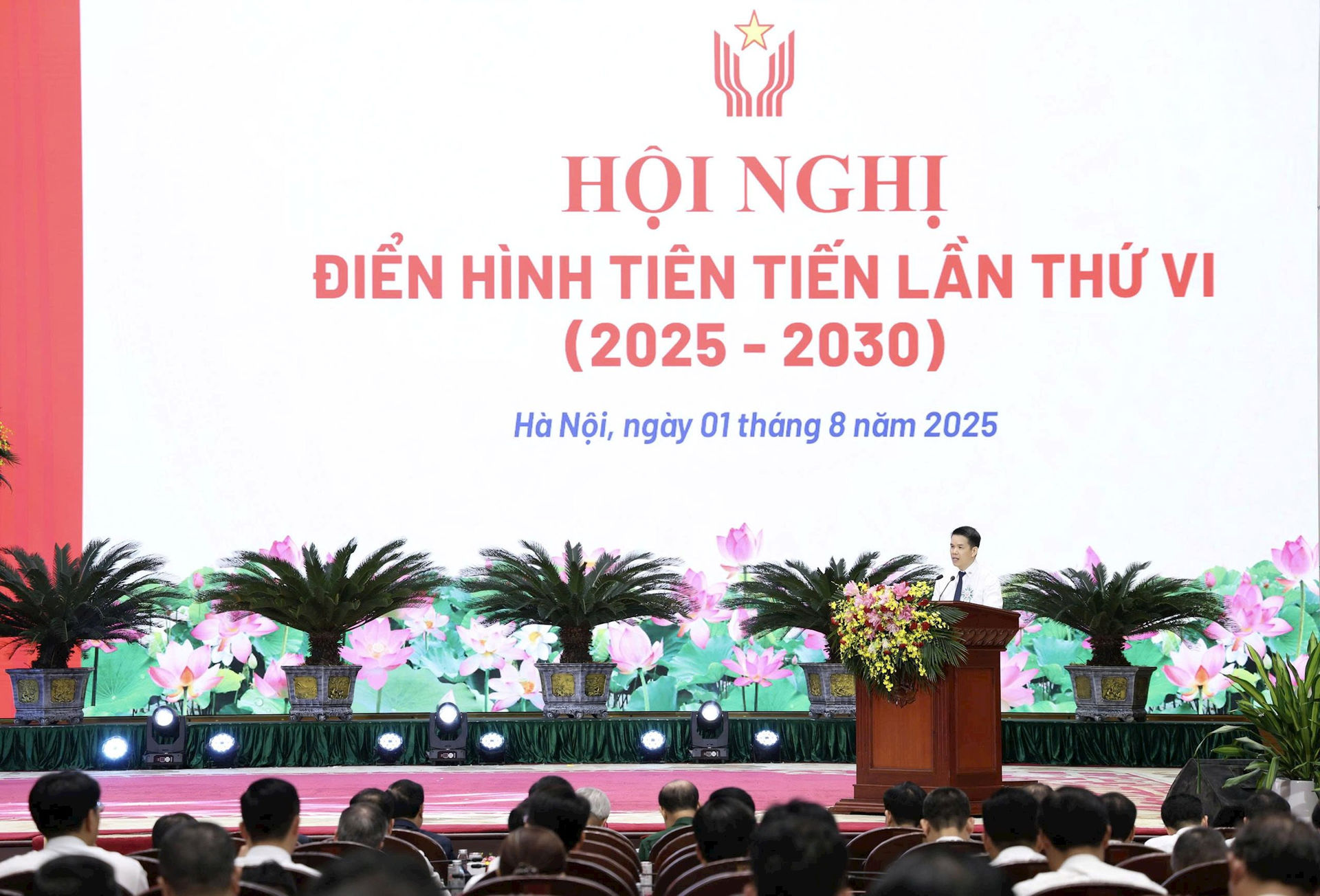 h1.-dong-chi-pham-van-phong-pho-bi-thu-dang-uy-tong-giam-doc-tong-cong-ty-trinh-bay-tham-luan-tai-hoi-nghi.jpg
