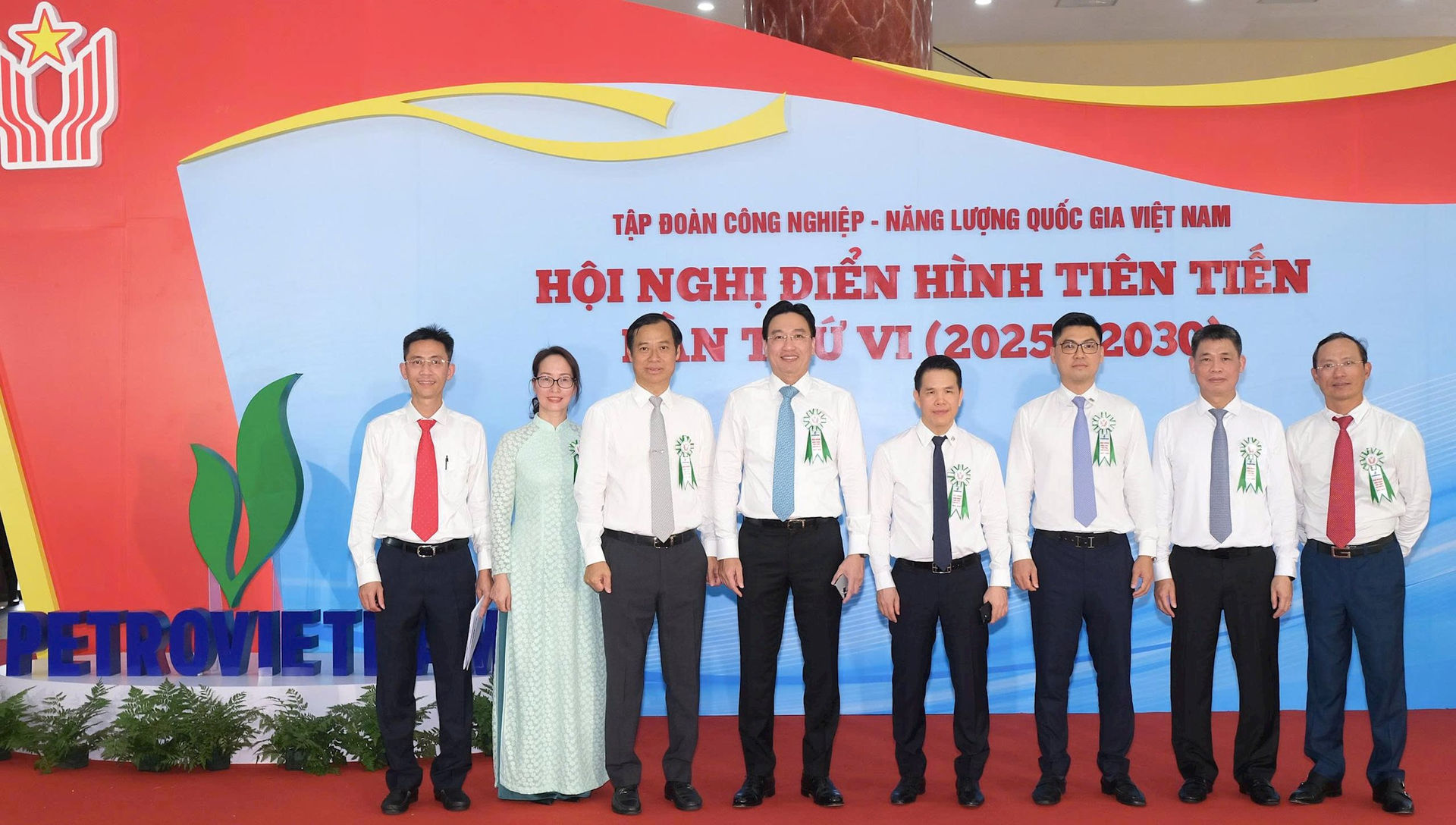 h2.-lanh-dao-va-cbcnv-cua-pv-gas-tai-hoi-nghi.jpg