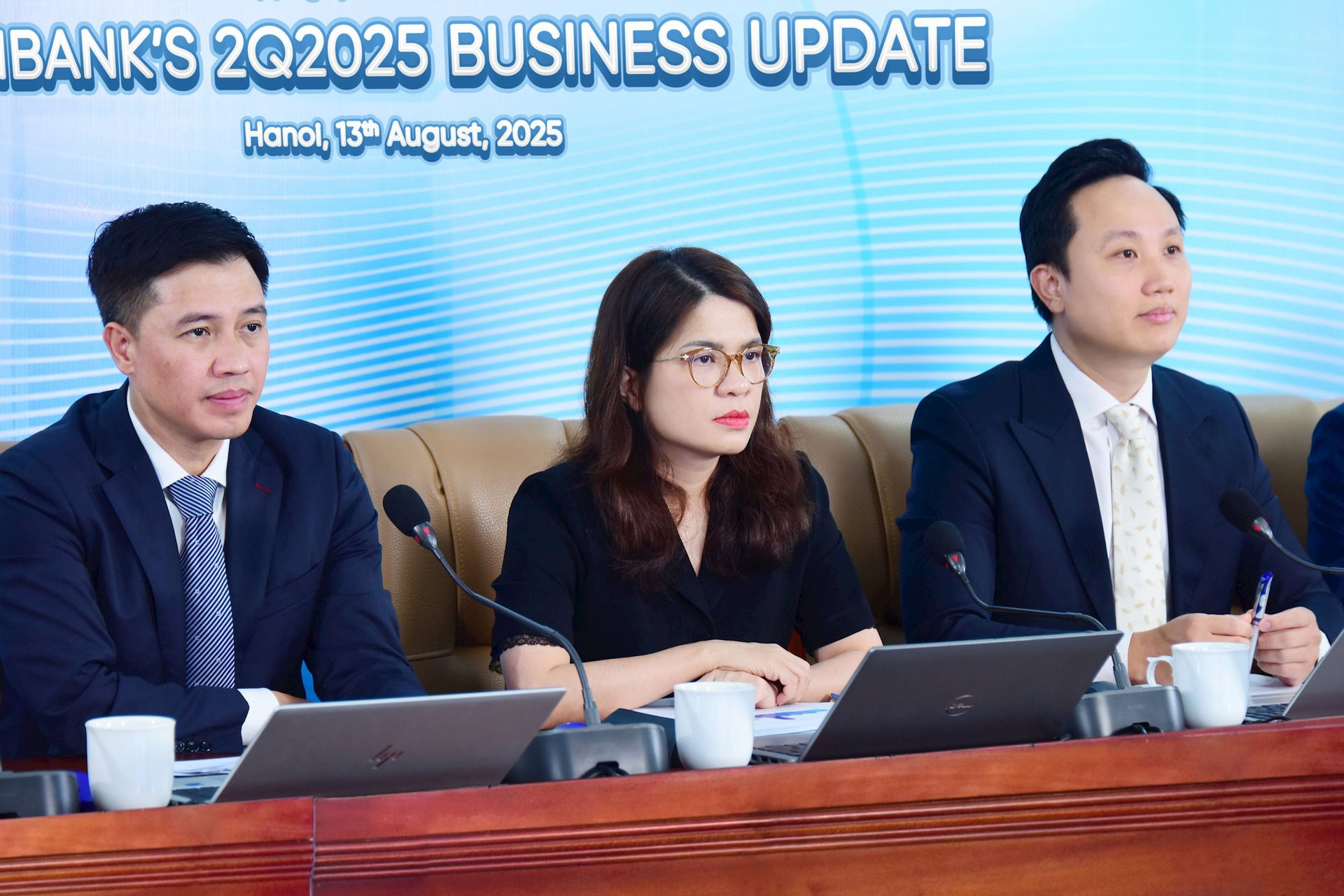 thanh-vien-hdqt-pham-thi-thanh-hoai-o-giua-chu-tri.jpg
