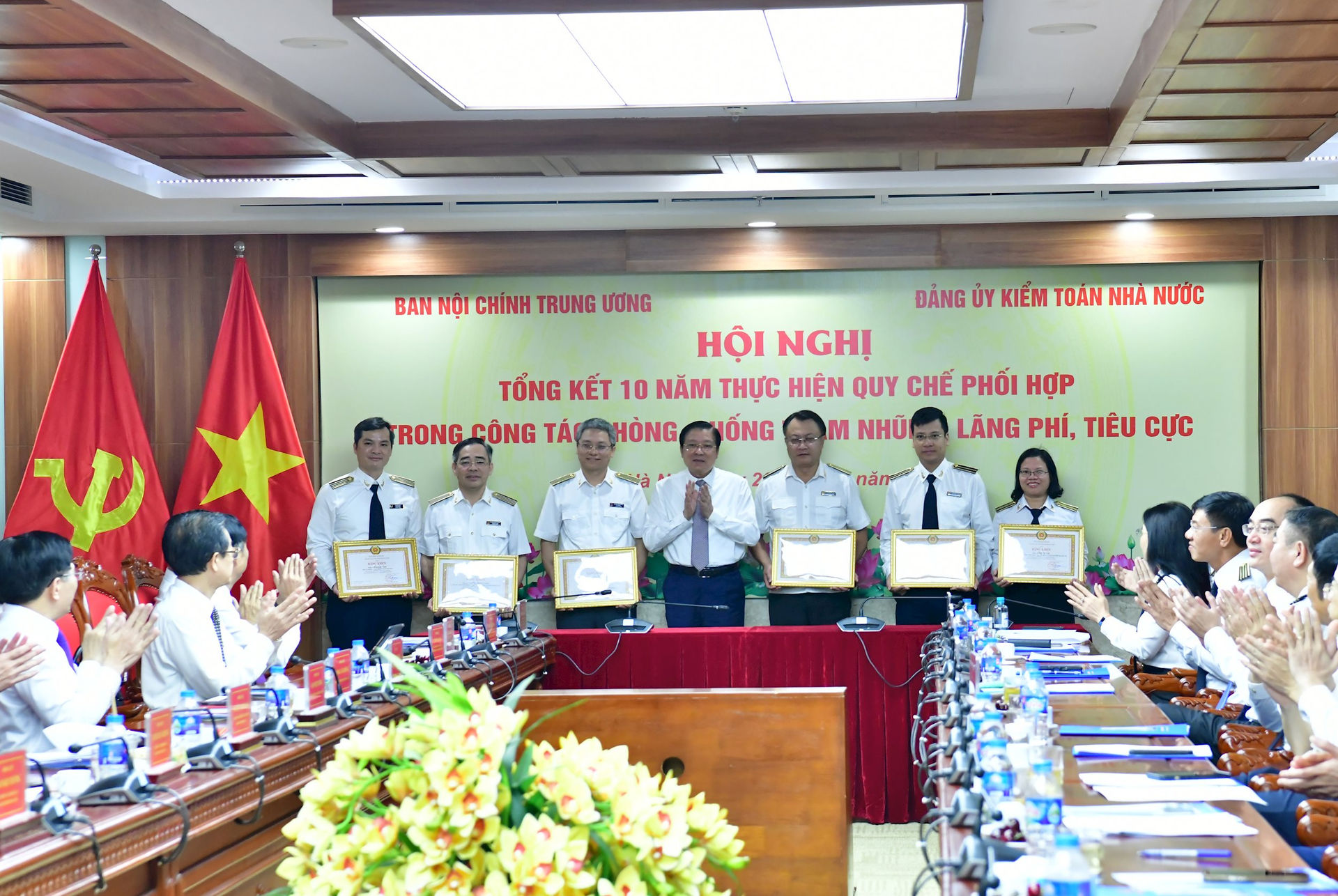d.c-phan-dinh-trac-tang-bang-khen-cho-2-tap-the-5-ca-nhan-cua-ktnn-2-.jpg