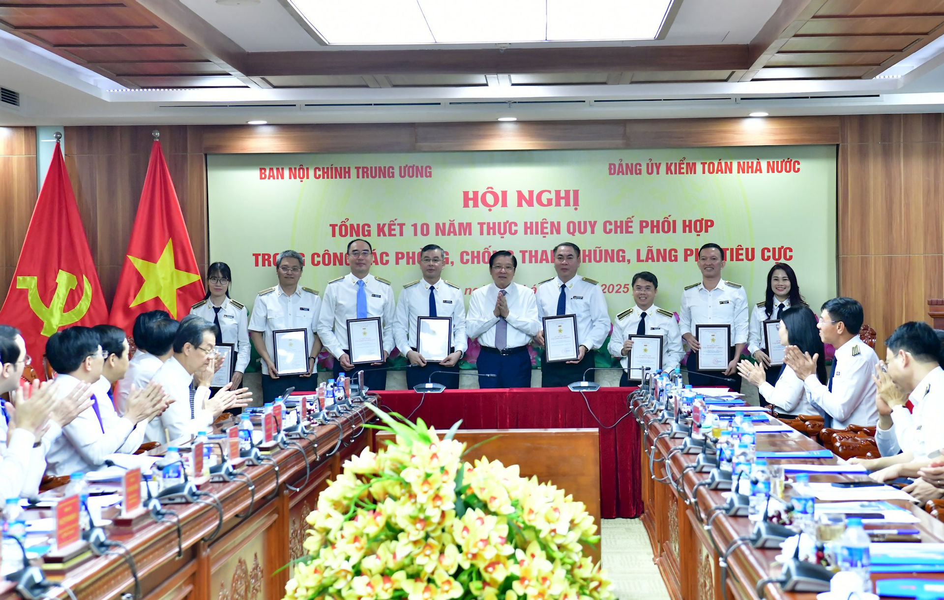 d.c-phan-dinh-trac-trao-tang-ky-niem-chuong-vi-su-nghiep-noi-chinh-dang-cho-8-ca-nhan-cua-ktnn.jpg
