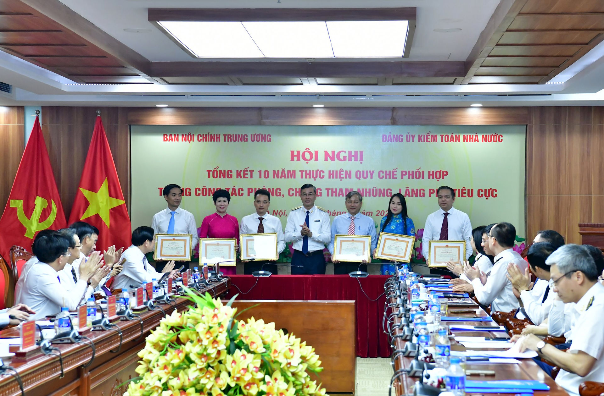 tong-kiem-toan-nha-nuoc-ngo-van-tuan-trao-tang-bang-khen-cho-cac-tap-the-ca-nhan-cua-ban-noi-chinh-trung-uong.jpg
