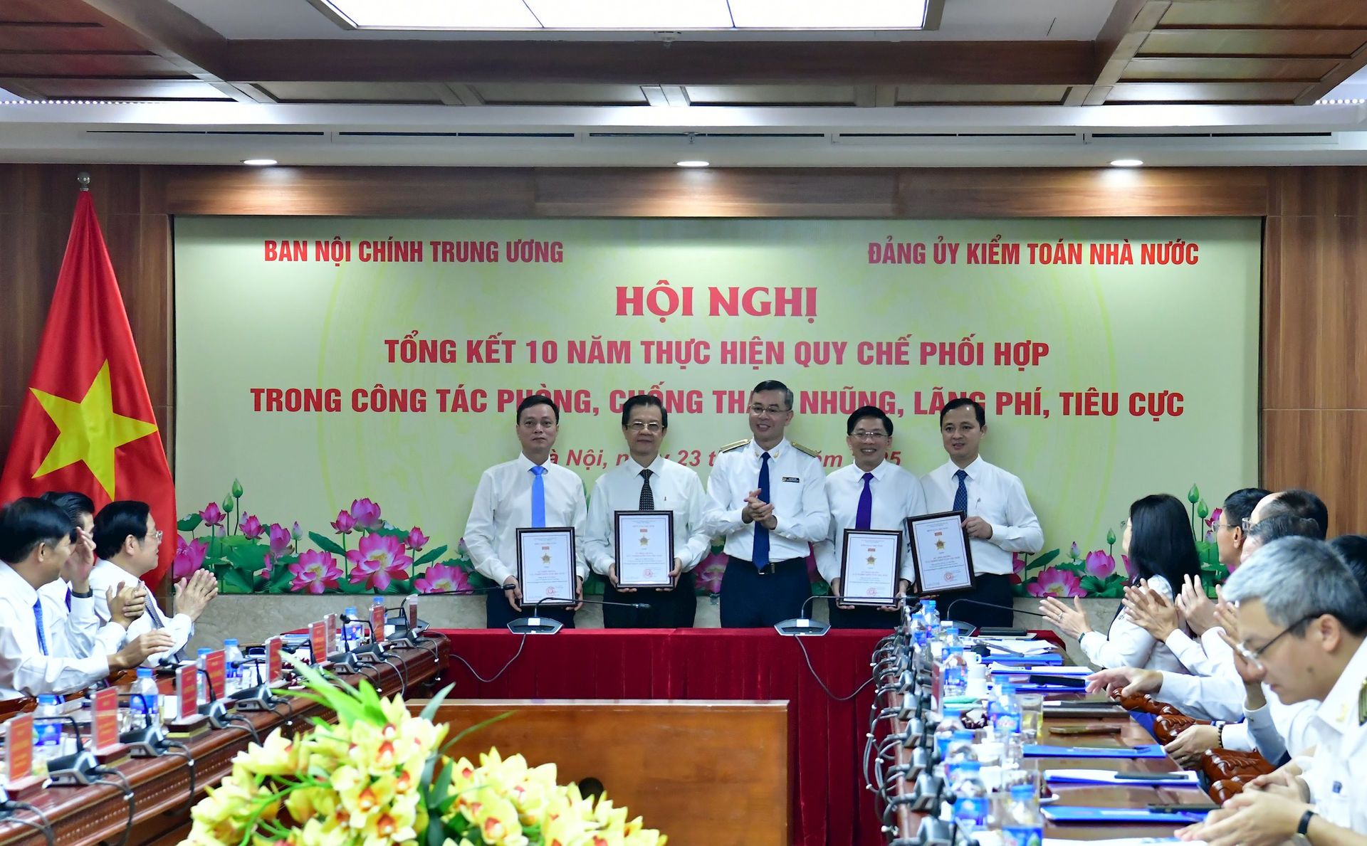 tong-kiem-toan-nha-nuoc-trao-tang-ky-niem-chuong-vi-su-nghiep-ktnn.jpg