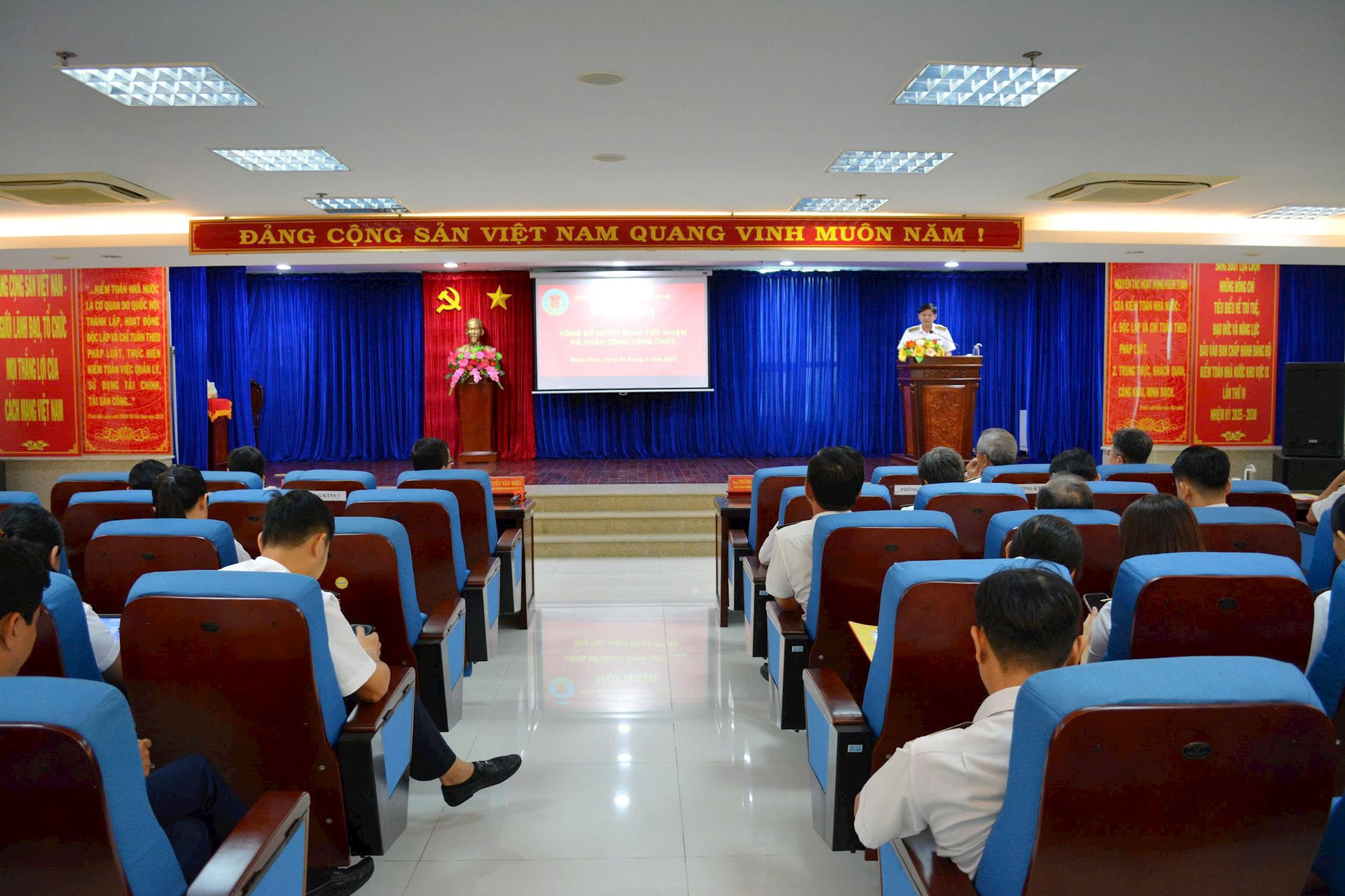 ktt-chi-dao-tiep-nhan-cc-moi.jpg