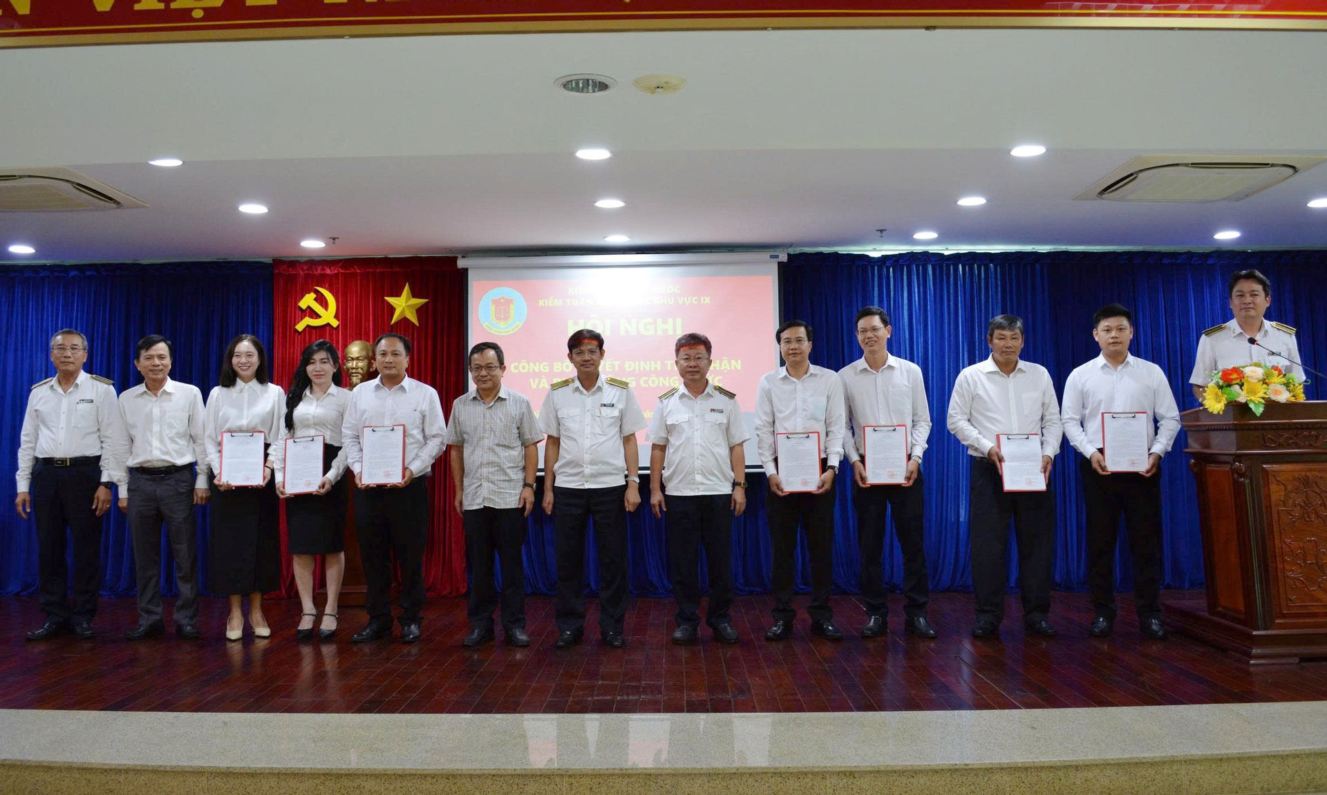 ld-co-quan-chup-anh-voi-cc-moi-duoc-tiep-nhan-.jpg