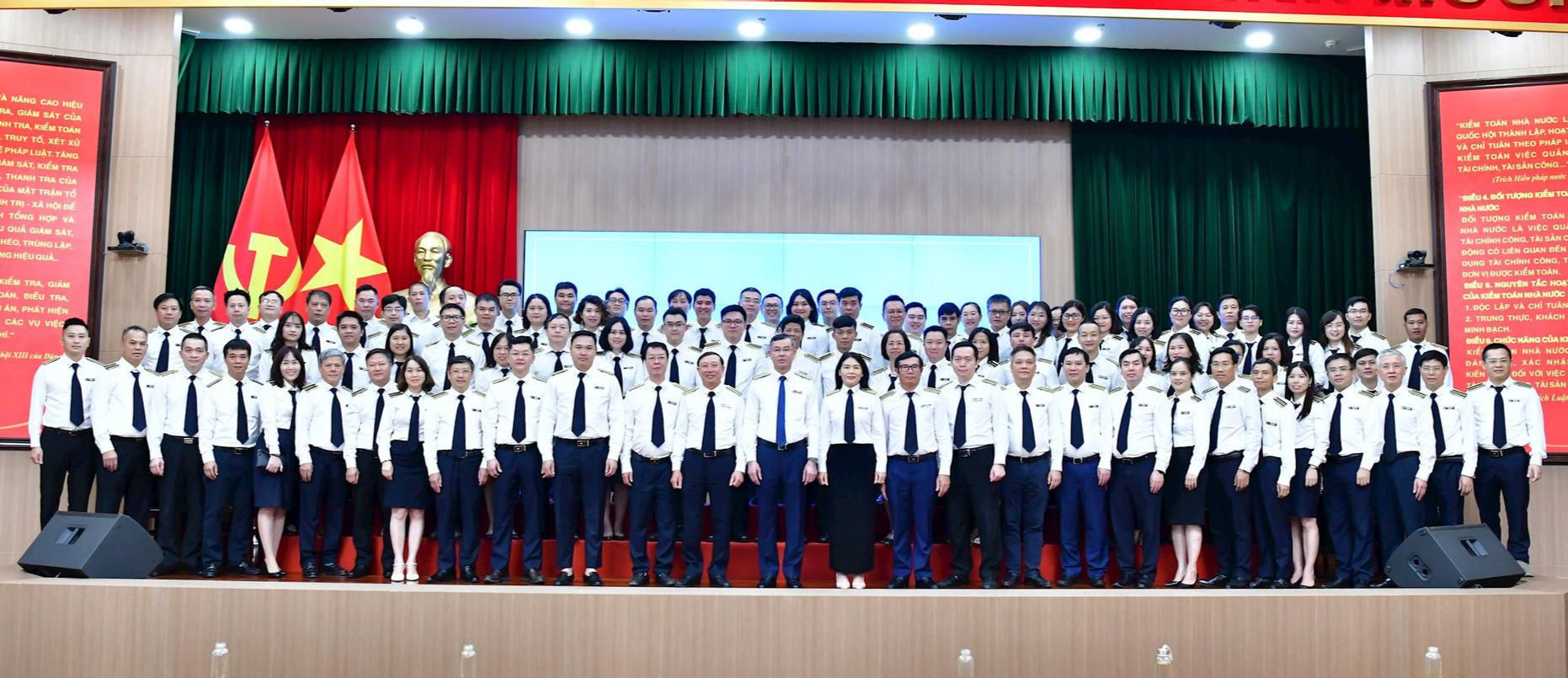 3-lanh-dao-ktnn-chup-voi-tap-the-kv1-ly-(2).jpg
