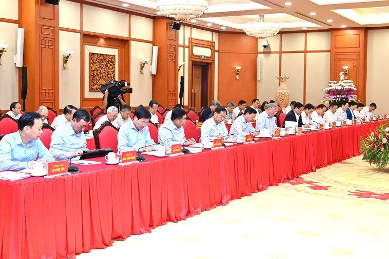 ban-thuong-vu-dang-uy-chinh-phu-tham-du-cuoc-lam-viec.-anh-dang-khoa-.jpg