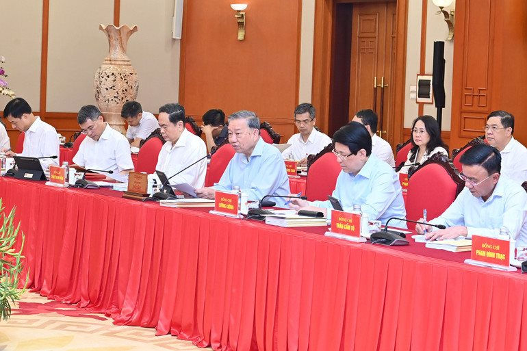 tap-the-bo-chinh-tri-du-buoi-lam-viec-voi-ban-thuong-vu-dang-uy-chinh-phu.-anh-dang-khoa-.jpg