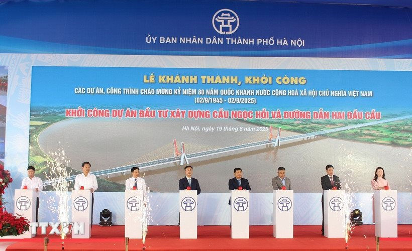 cau-ngoc-hoi-va-duong-dan-hai-dau-cau-8220643.jpg