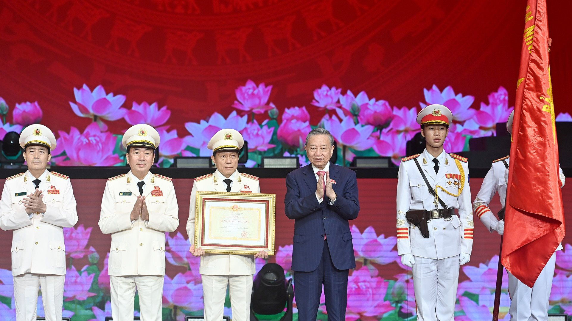 tong-bi-thu-to-lam-trao-huan-chuong-sao-vang-lan-thu-nam-tang-luc-luong-cong-an-nhan-dan-viet-nam.jpg