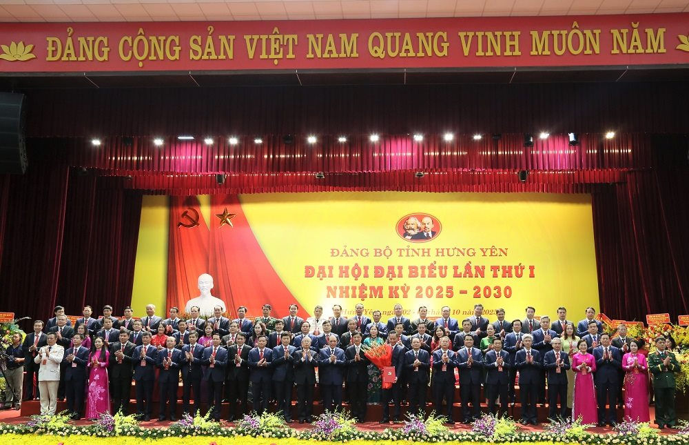 cac-dong-chi-lanh-dao-nguyen-lanh-dao-dang-nha-nuoc-tang-hoa-chuc-mung-ban-chap-hanh-dang-bo-tinh-khoa-i-nhiem-ky-2025-2030-2-.jpg