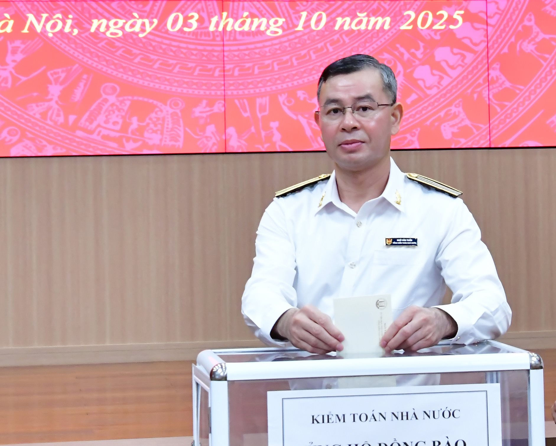 final-tong-kiem-toan-nha-nuoc-ngo-van-tuan-ung-ho-dong-bao-bi-anh-huong-boi-con-bao-so-10-.jpg