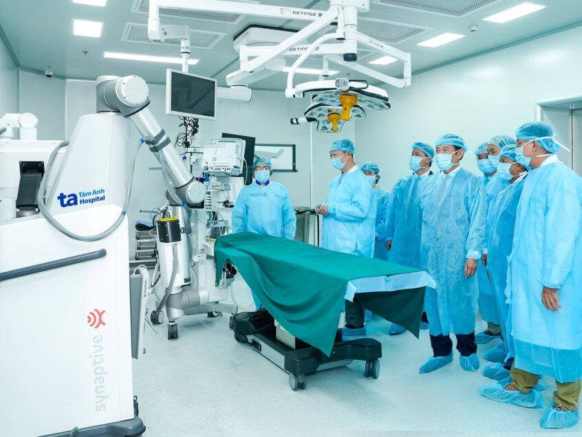 tham-quan-phong-phau-thuat-robot-than-kinh-so-nao.jpg