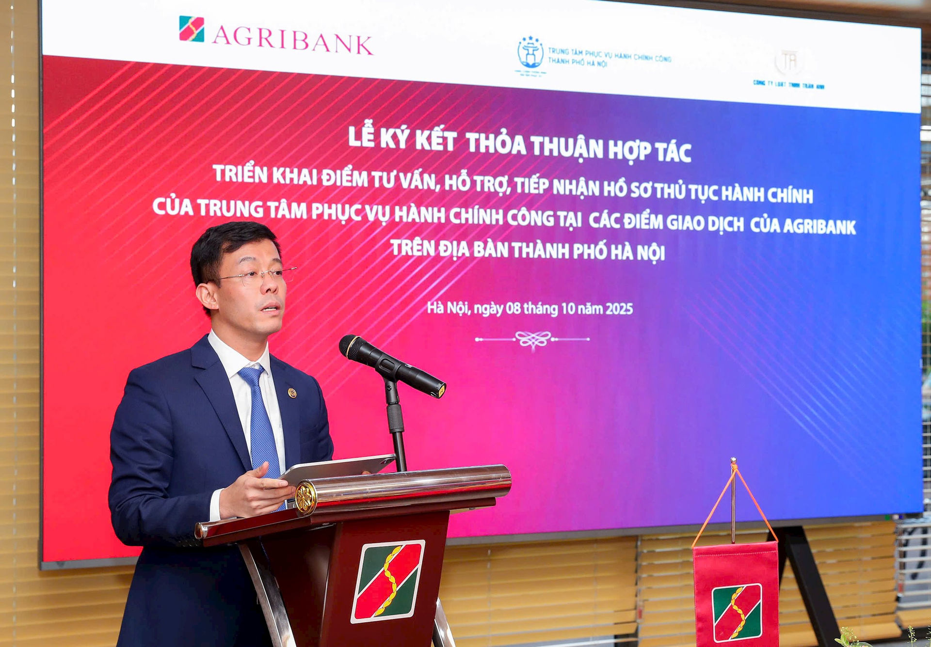 anh-4-ong-cu-ngoc-trang-giam-doc-trung-tam-phuc-vu-hanh-chinh-cong-thanh-pho-ha-noi-phat-bieu-tai-le-ky-ket.jpg