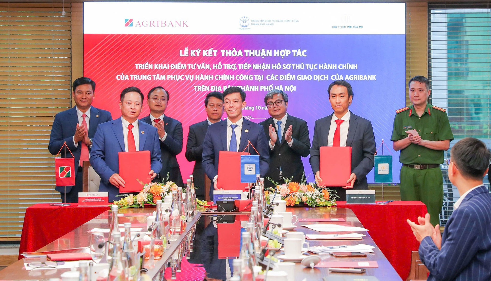 anh-5-dai-dien-3-ben-agribank-ttpvhcc-cong-ty-luat-tnhh-tran-anh-ky-ket-thoa-thuan-hop-tac.jpg