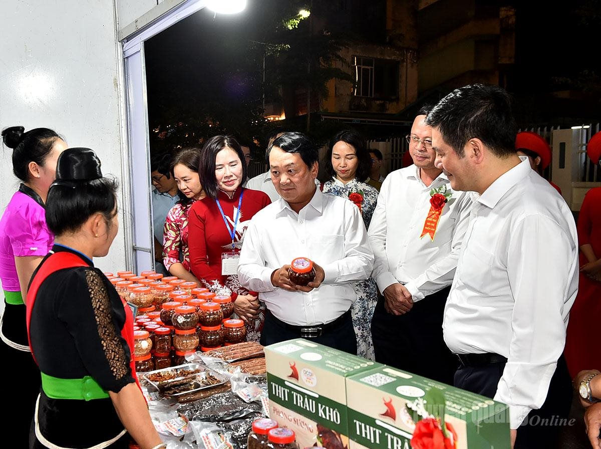 cac-db-tham-quan-gian-hang-gioi-thieu-san-pham.jpg