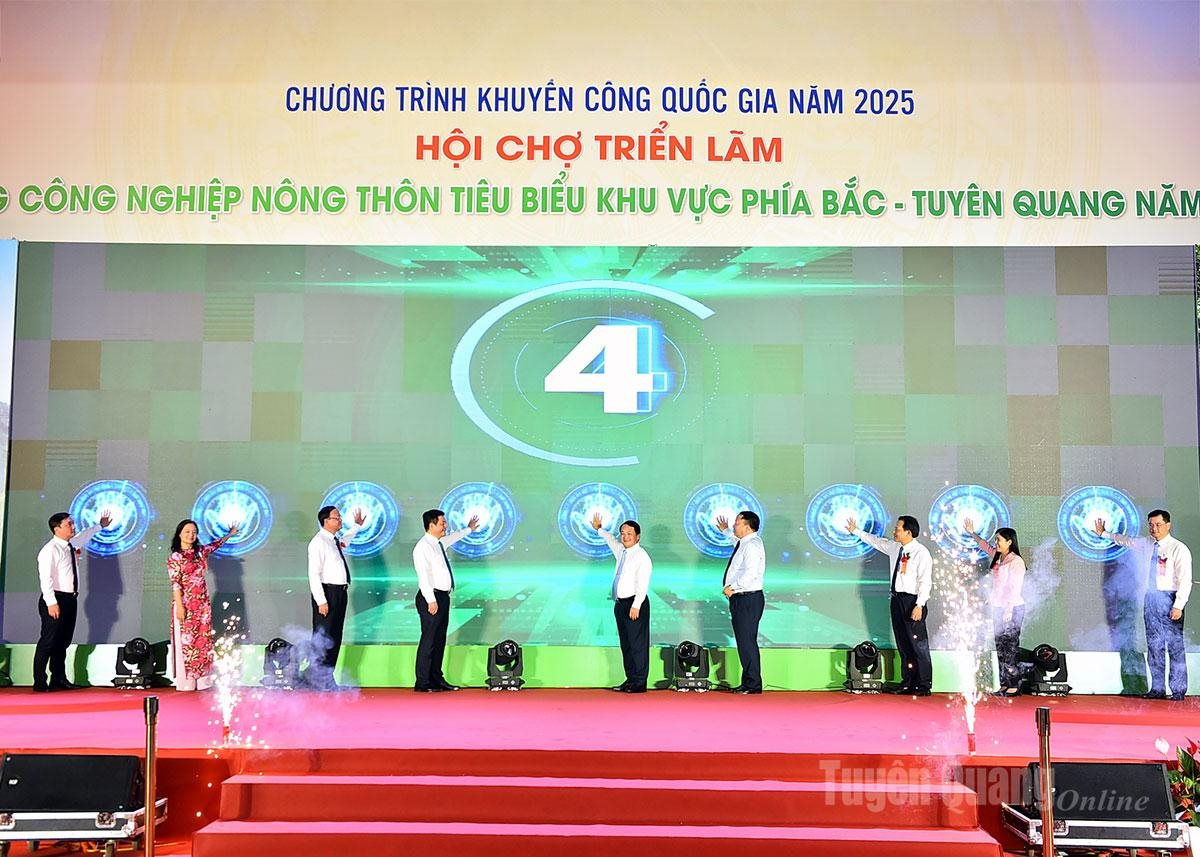 cac-db-thuc-hien-nghi-thuc-an-nut-khai-mac-hoi-cho.jpg
