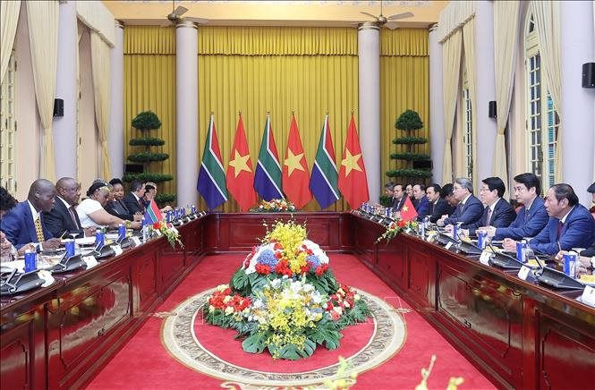 nam-phi-toan-canh.jpg