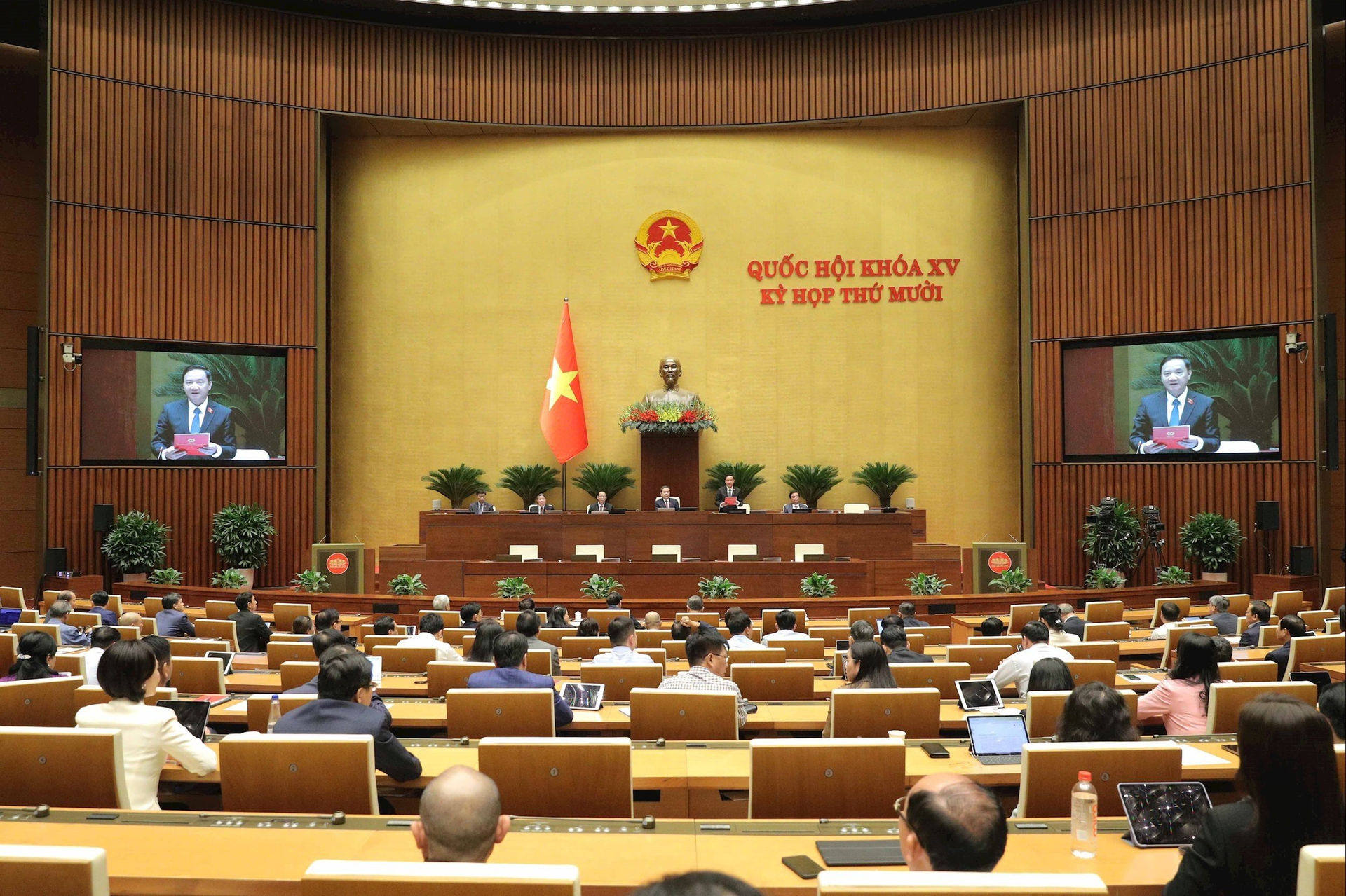 toan-canh-pho-chu-tich-quoc-hoi-nguyen-khac-dinh-.jpg
