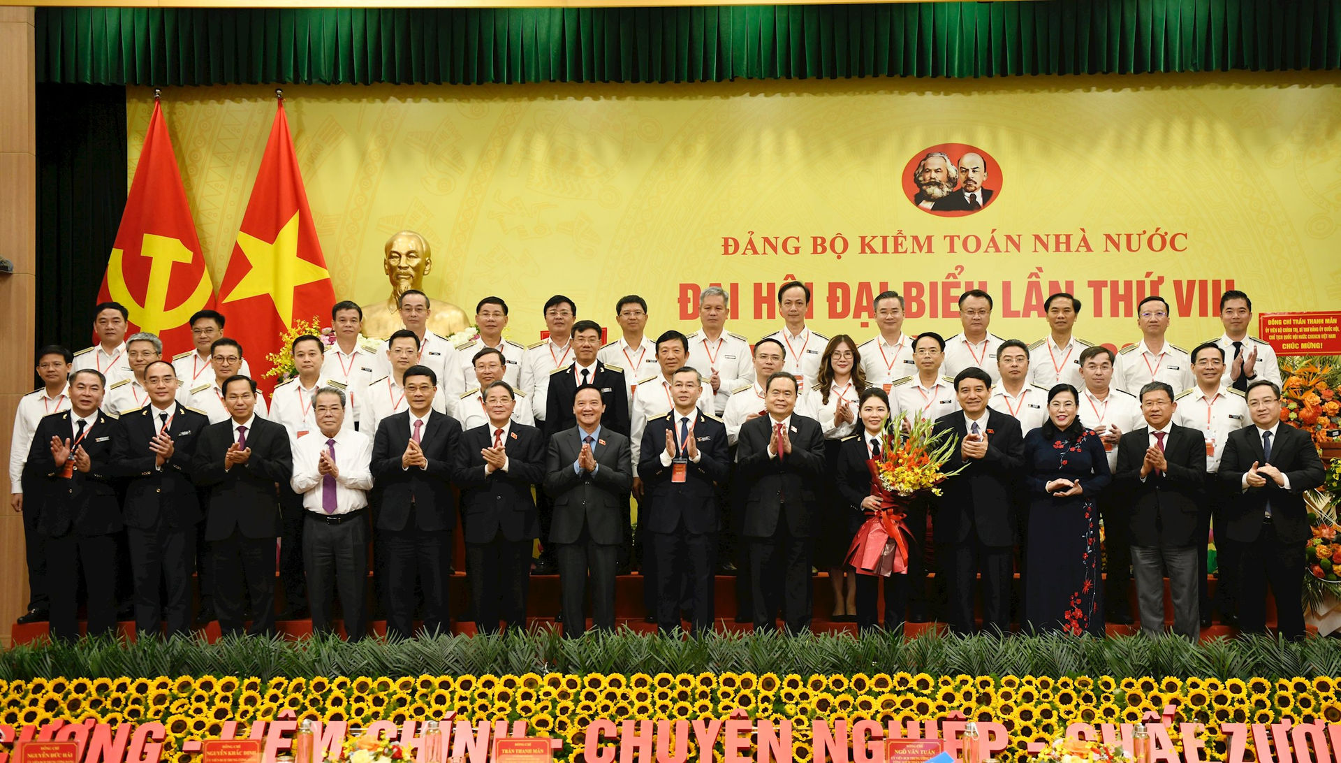 btv-dang-uy-quoc-hoi-chup-anh-luu-niem-cung-bch-dang-bo-ktnn-nhiem-ky-2025-2030-2.jpg