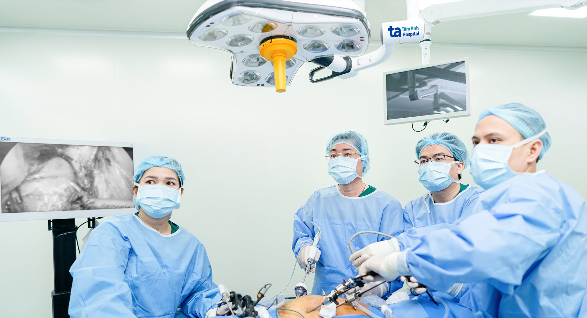 cac-bac-si-dang-phau-thuat-noi-soi-dieu-tri-u-gan-bang-he-thong-may-phau-thuat-noi-soi-3d_4k-icg-rubina-karl-storz-hien-dai-hang-dau.-anh_-bvdk-tam-anh.png