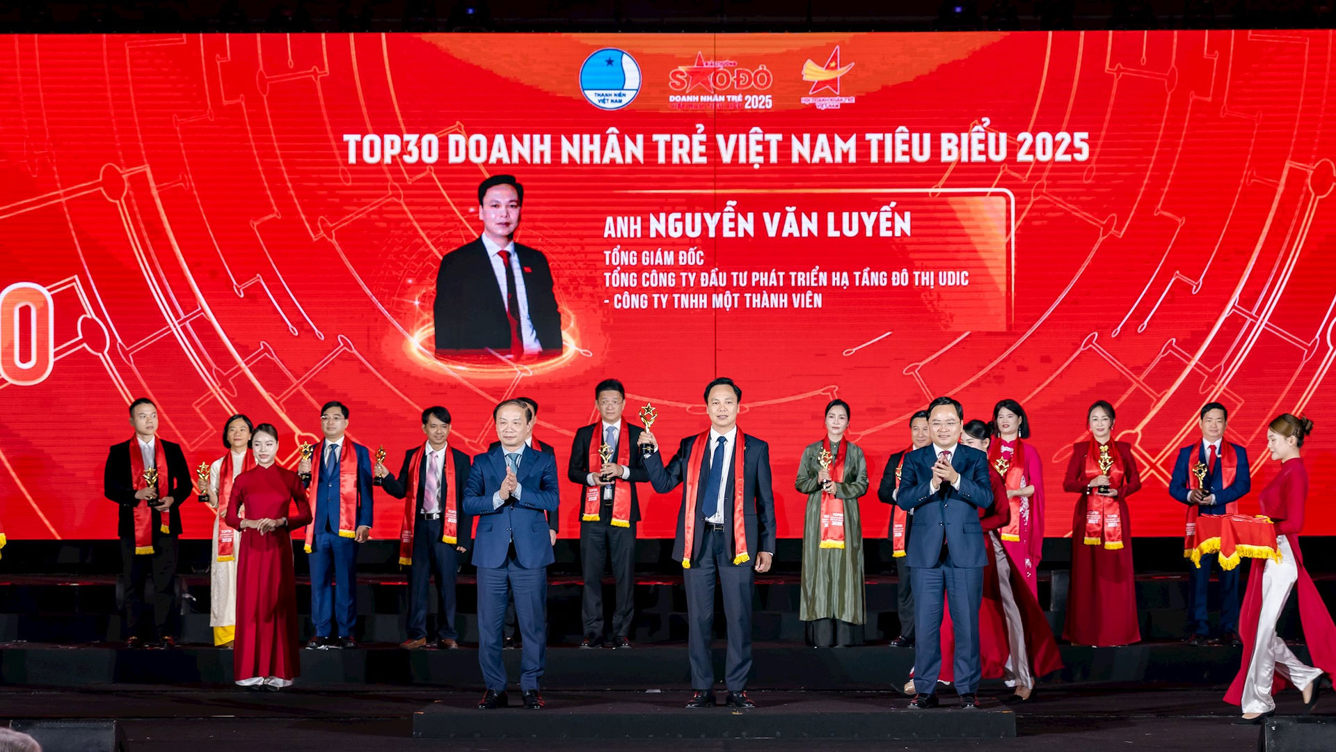 ong-nguyen-van-luyen-tong-giam-doc-tong-cong-ty-udic-duoc-vinh-danh-doanh-nhan-tre-tieu-bieu-nam-2025.jpg