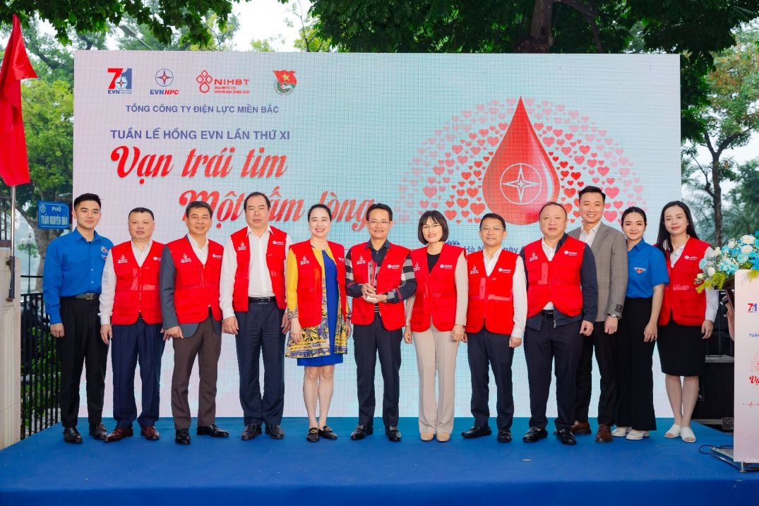 ba-vo-thi-diem-ha-pho-giam-doc-trung-tam-mau-quoc-gia-va-lanh-dao-evn-evnnpc-chup-hinh-ky-niem-tai-ct-huong-ung.jpg