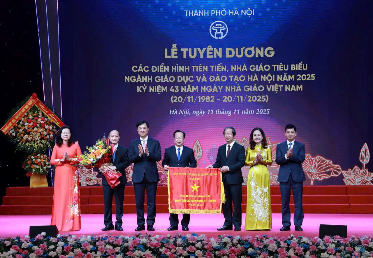bi-thu-thanh-uy-ha-noi-nguyen-duy-ngoc-bo-truong-bo-giao-duc-va-dao-tao-nguyen-kim-son-trao-co-don-vi-xuat-sac-phong-trao-thi-dua-va-tang-hoa-chuc-mung-so-giao-duc-va-dao-tao-ha-noi..jpg