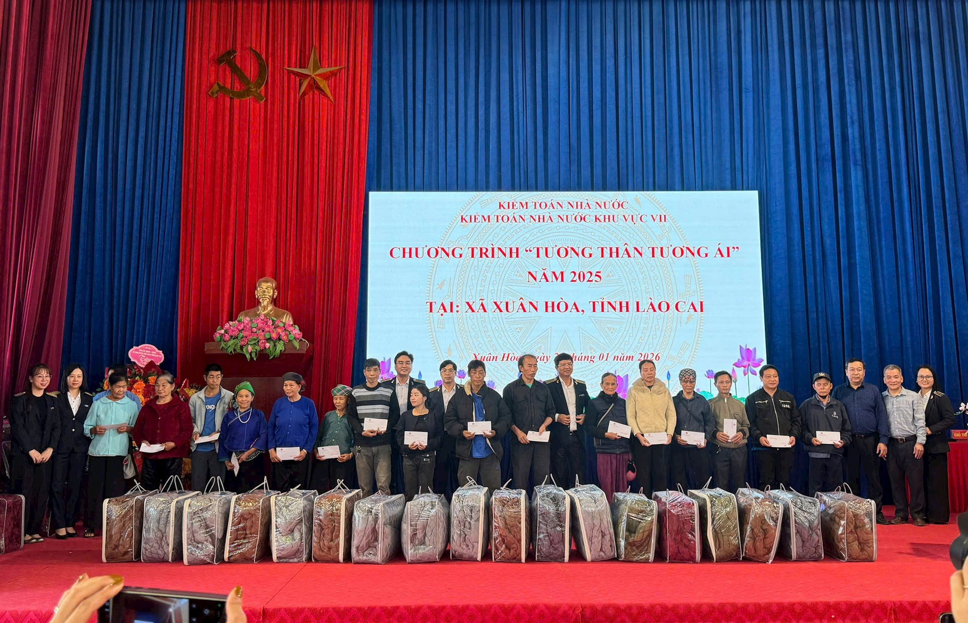 ong-doan-chien-thang-kiem-toan-truong-trao-qua-cho-cac-ho-dan-thuoc-xa-xuan-hoa-tinh-lao-cai.jpg