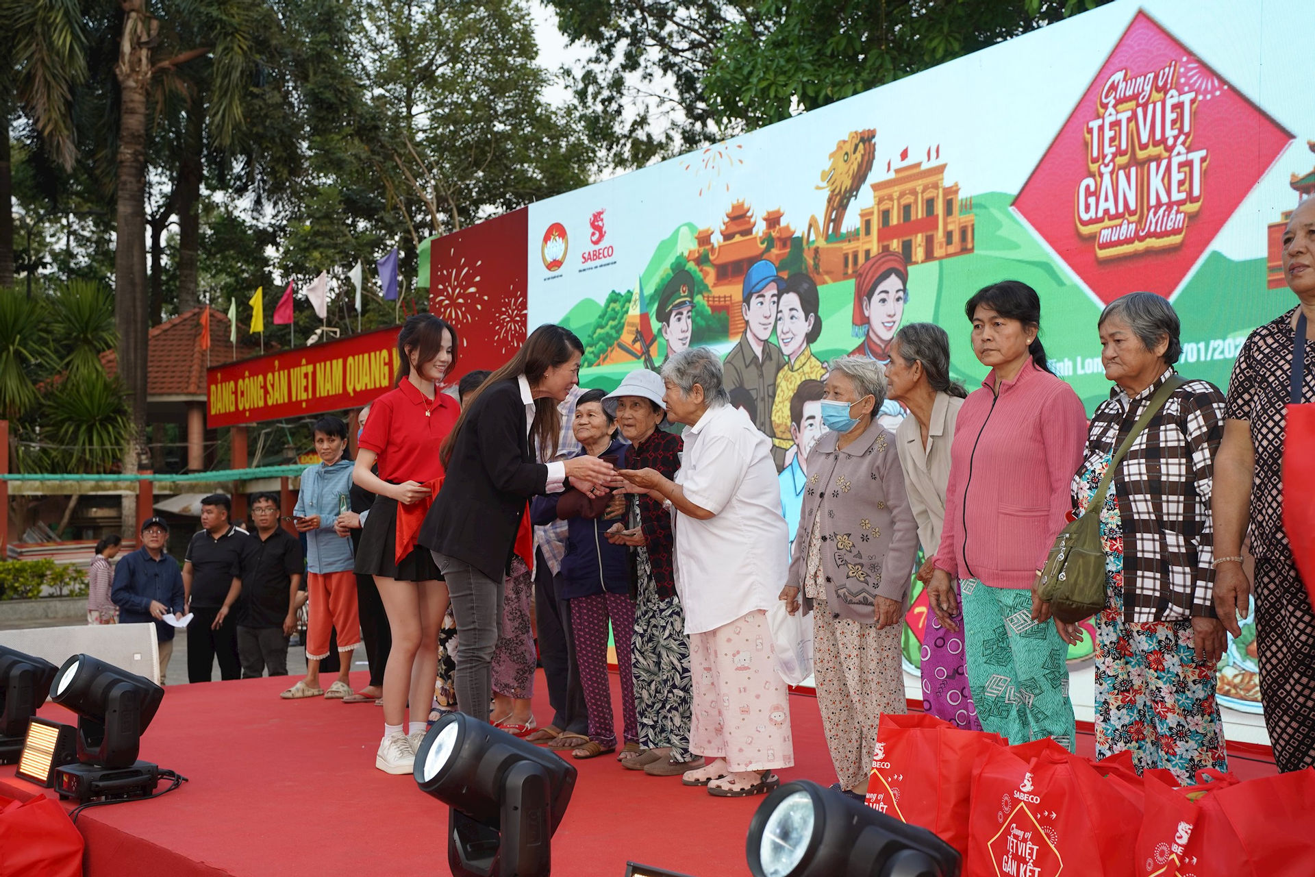 dai-dien-sabeco-trao-qua-tet-cho-nguoi-dan-co-hoan-canh-kho-khan-tren-dia-ban-tinh.jpg