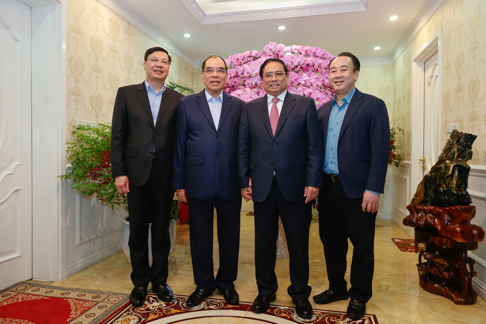 Thủ tướng Phạm Minh Chính thăm nguyên lãnh đạo Đảng, Nhà nước và dâng hương tưởng nhớ các đồng chí cố lãnh đạo- Ảnh 2. Thủ tướng Phạm Minh Chính thăm nguyên lãnh đạo Đảng, Nhà nước và dâng hương tưởng nhớ các đồng chí cố lãnh đạo- Ảnh 2.