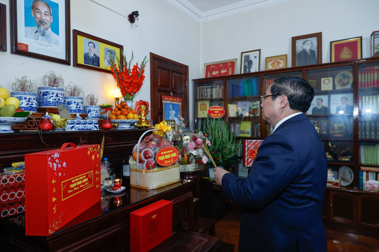 Thủ tướng Phạm Minh Chính thăm nguyên lãnh đạo Đảng, Nhà nước và dâng hương tưởng nhớ các đồng chí cố lãnh đạo- Ảnh 10. Thủ tướng Phạm Minh Chính thăm nguyên lãnh đạo Đảng, Nhà nước và dâng hương tưởng nhớ các đồng chí cố lãnh đạo- Ảnh 10.