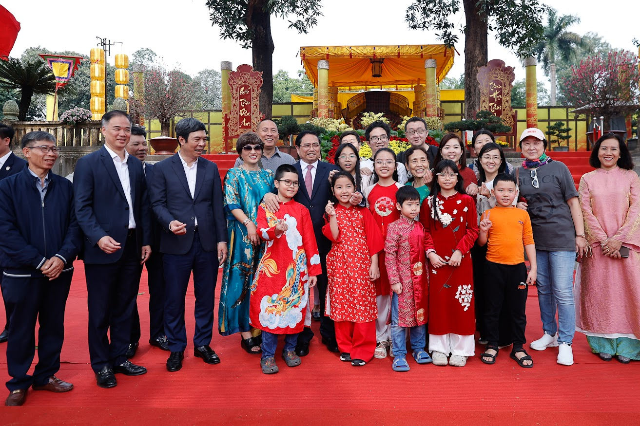 Thủ tướng Phạm Minh Chính dâng hương tại Hoàng thành Thăng Long- Ảnh 4. Thủ tướng Phạm Minh Chính dâng hương tại Hoàng thành Thăng Long- Ảnh 4.