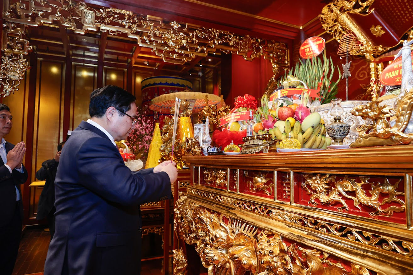 Thủ tướng Phạm Minh Chính dâng hương tại Hoàng thành Thăng Long- Ảnh 2. Thủ tướng Phạm Minh Chính dâng hương tại Hoàng thành Thăng Long- Ảnh 2.