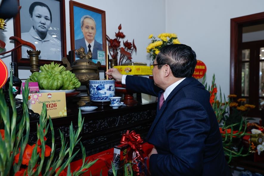 Thủ tướng Phạm Minh Chính thăm nguyên lãnh đạo Đảng, Nhà nước và dâng hương tưởng nhớ các đồng chí cố lãnh đạo- Ảnh 8. Thủ tướng Phạm Minh Chính thăm nguyên lãnh đạo Đảng, Nhà nước và dâng hương tưởng nhớ các đồng chí cố lãnh đạo- Ảnh 8.