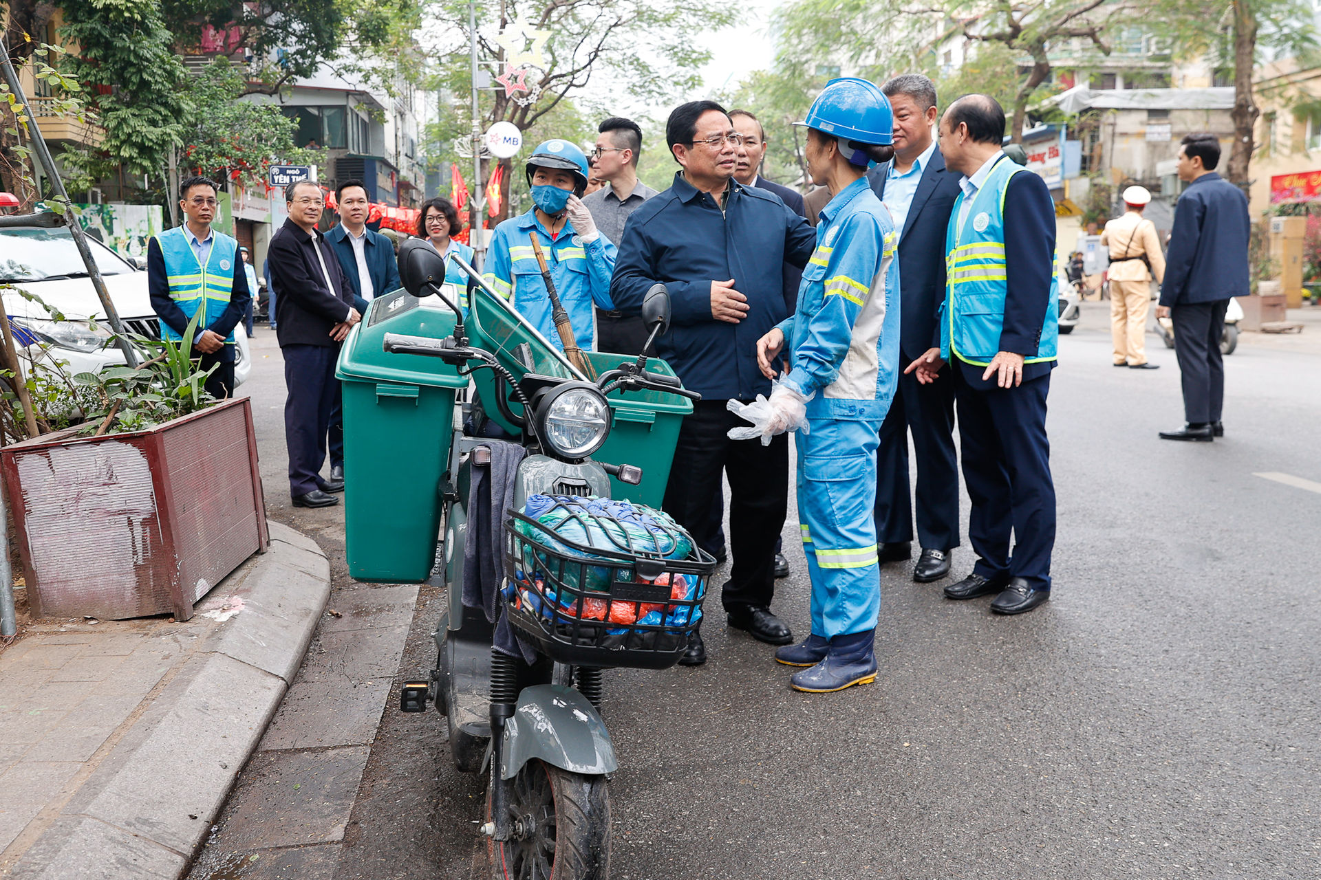 Thủ tướng Phạm Minh Chính cảm ơn, tặng quà công nhân vệ sinh môi trường tại Thủ đô- Ảnh 3. Thủ tướng Phạm Minh Chính cảm ơn, tặng quà công nhân vệ sinh môi trường tại Thủ đô- Ảnh 3.