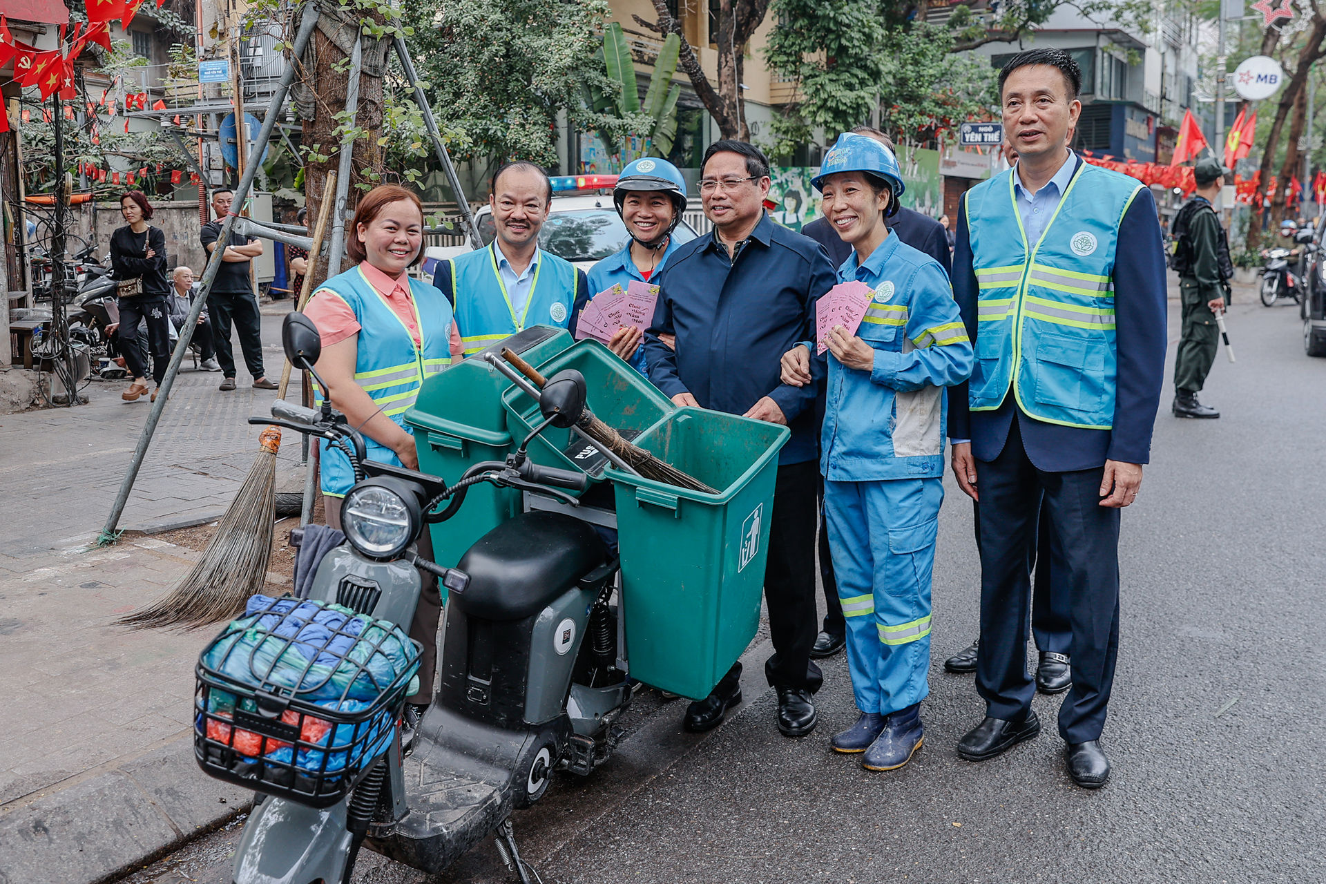 Thủ tướng Phạm Minh Chính cảm ơn, tặng quà công nhân vệ sinh môi trường tại Thủ đô- Ảnh 5. Thủ tướng Phạm Minh Chính cảm ơn, tặng quà công nhân vệ sinh môi trường tại Thủ đô- Ảnh 5.