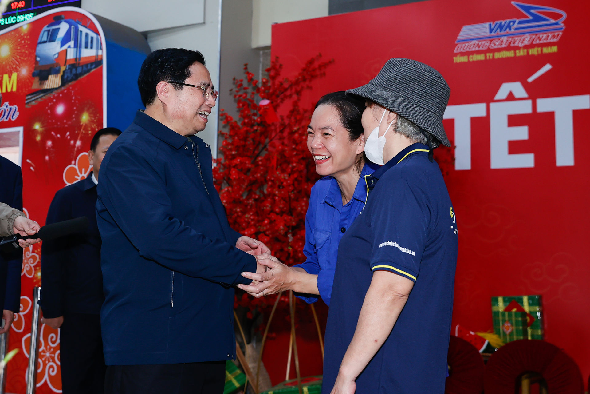 Thủ tướng Phạm Minh Chính cảm ơn, tặng quà công nhân vệ sinh môi trường tại Thủ đô- Ảnh 8. Thủ tướng Phạm Minh Chính cảm ơn, tặng quà công nhân vệ sinh môi trường tại Thủ đô- Ảnh 8.