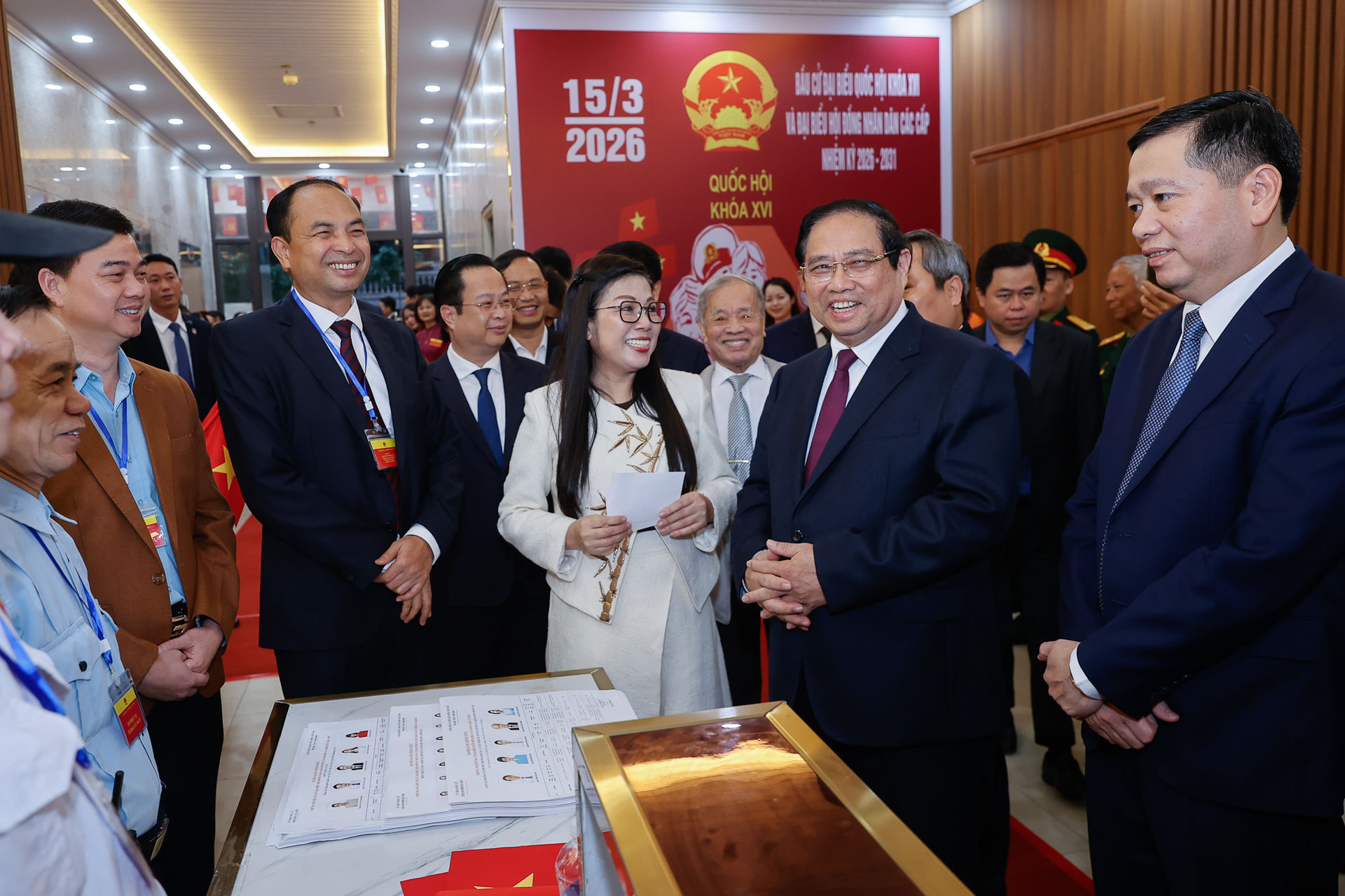 Thủ tướng Phạm Minh Chính cùng cử tri bỏ phiếu bầu cử tại phường Tây Hồ, Hà Nội- Ảnh 3. Thủ tướng Phạm Minh Chính cùng cử tri bỏ phiếu bầu cử tại phường Tây Hồ, Hà Nội- Ảnh 3.