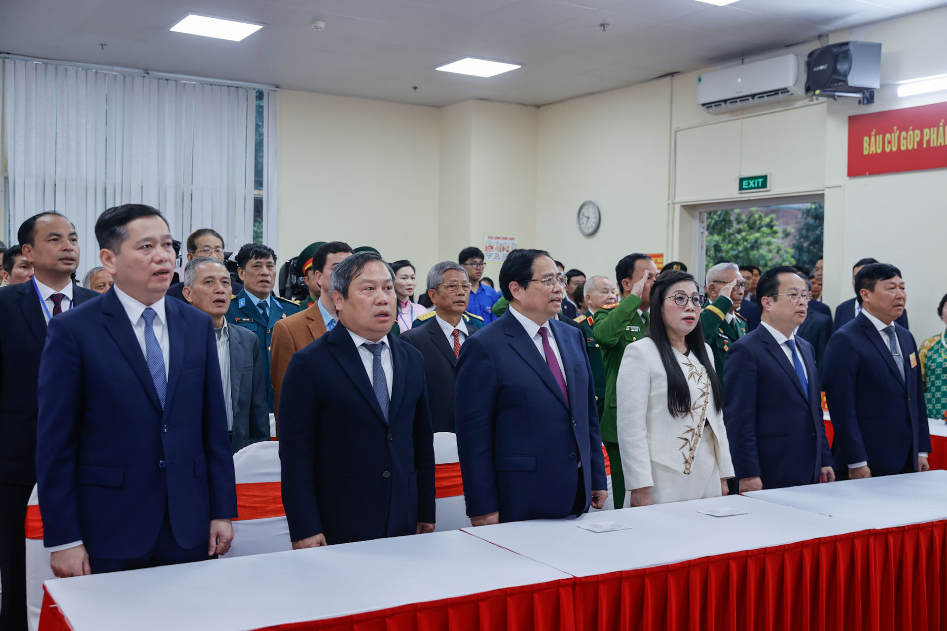 Thủ tướng Phạm Minh Chính cùng cử tri bỏ phiếu bầu cử tại phường Tây Hồ, Hà Nội- Ảnh 4. Thủ tướng Phạm Minh Chính cùng cử tri bỏ phiếu bầu cử tại phường Tây Hồ, Hà Nội- Ảnh 4.