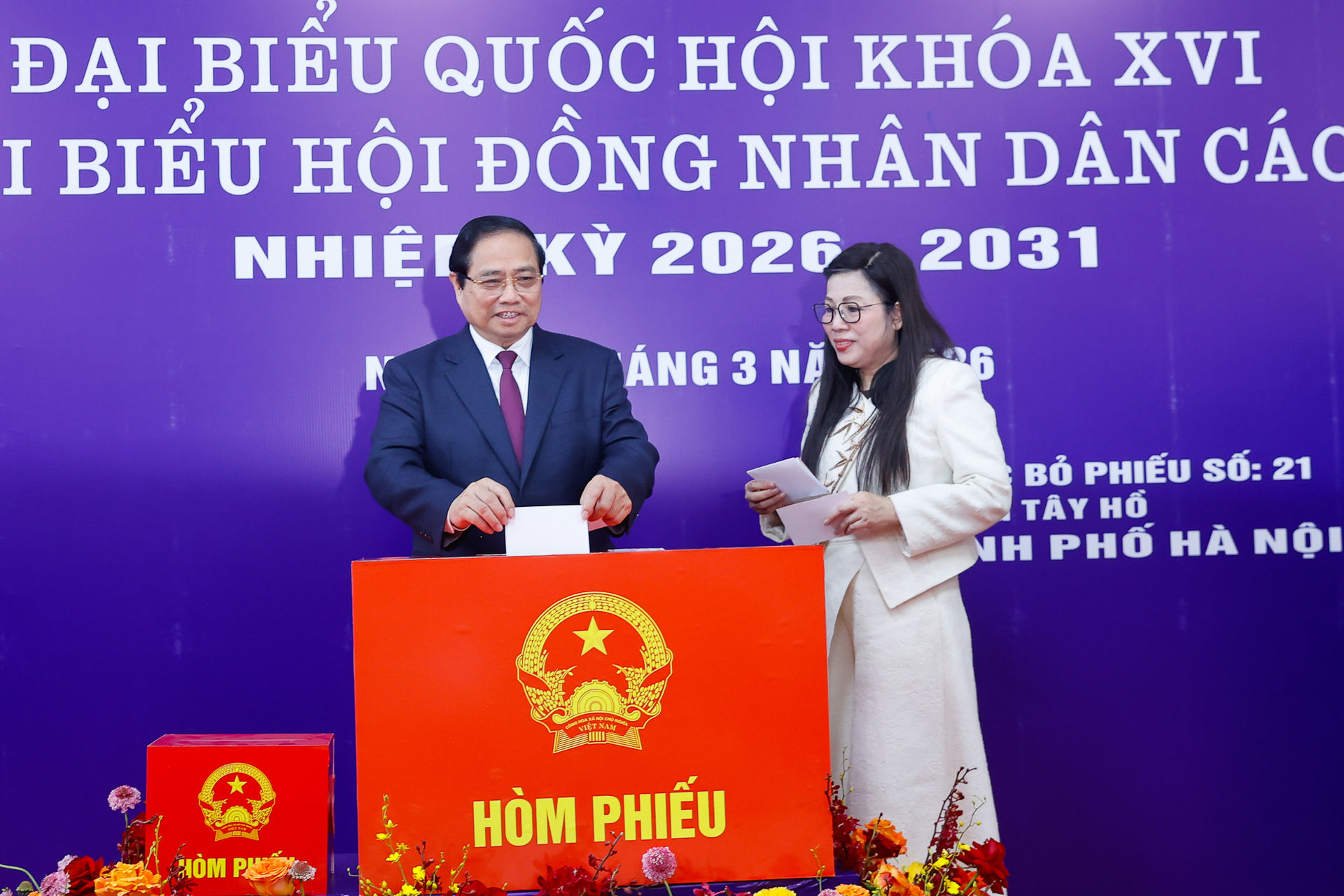 Thủ tướng Phạm Minh Chính cùng cử tri bỏ phiếu bầu cử tại phường Tây Hồ, Hà Nội- Ảnh 5. Thủ tướng Phạm Minh Chính cùng cử tri bỏ phiếu bầu cử tại phường Tây Hồ, Hà Nội- Ảnh 5.