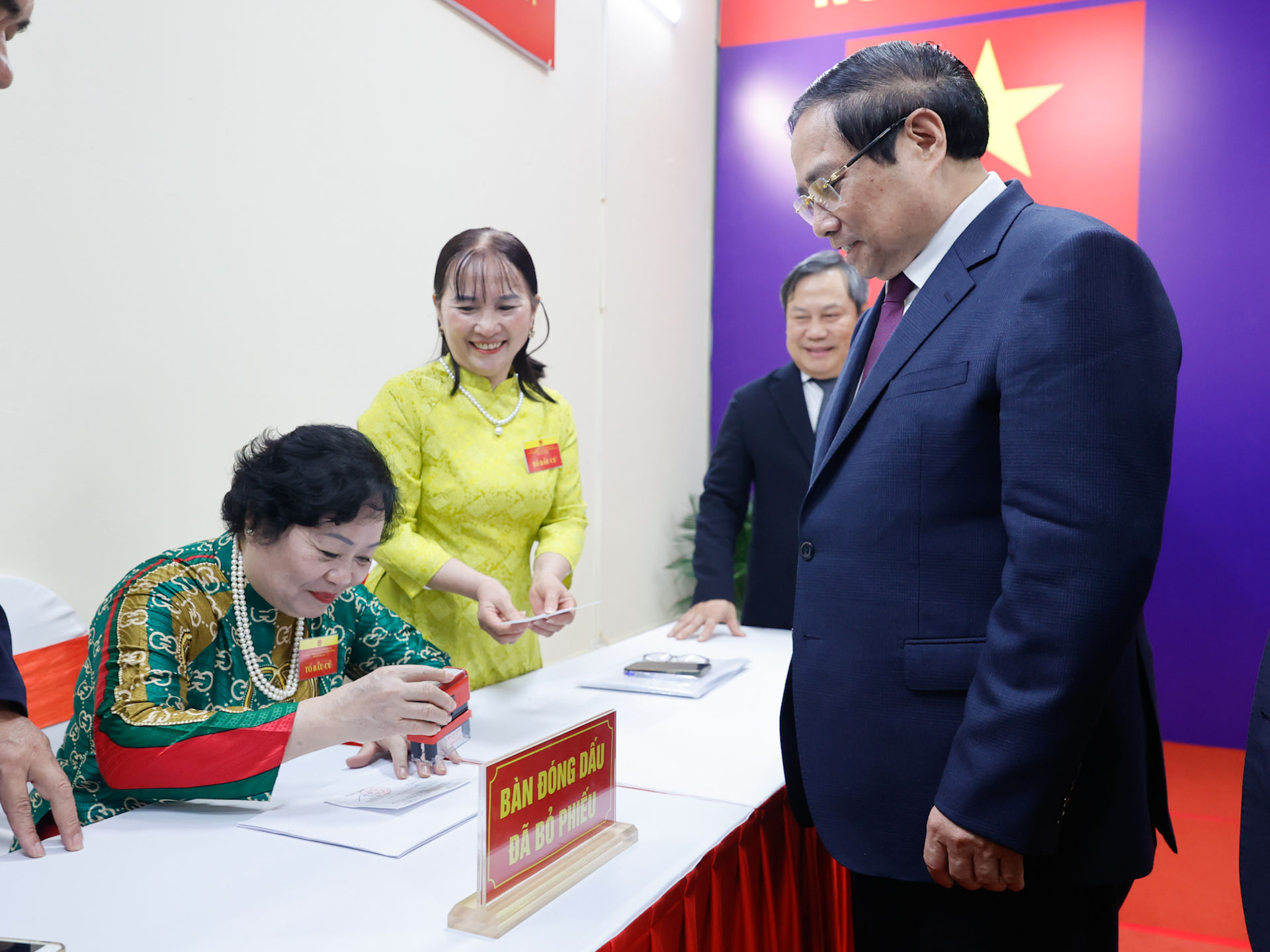 Thủ tướng Phạm Minh Chính cùng cử tri bỏ phiếu bầu cử tại phường Tây Hồ, Hà Nội- Ảnh 6. Thủ tướng Phạm Minh Chính cùng cử tri bỏ phiếu bầu cử tại phường Tây Hồ, Hà Nội- Ảnh 6.