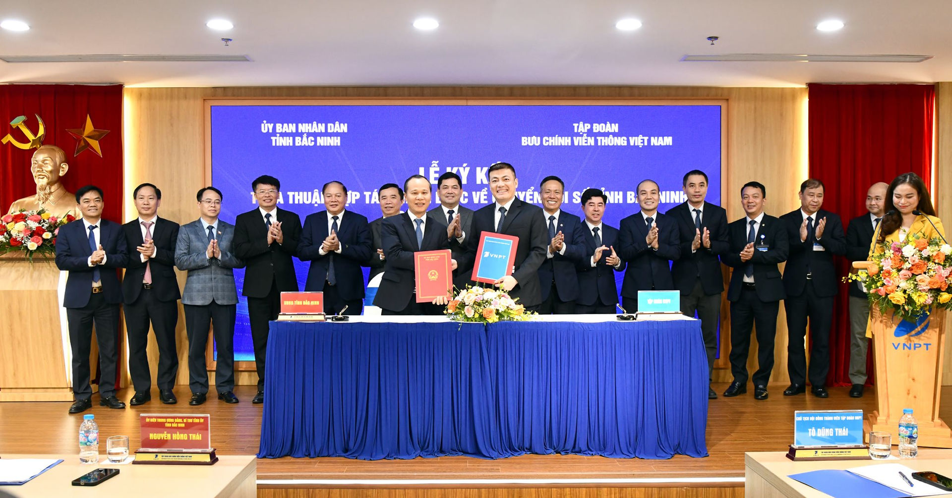 dong-chi-mai-son-pho-chu-tich-thuong-truc-ubnd-tinh-bac-ninh-va-dong-chi-ngo-dien-hy-pho-tong-giam-doc-tap-doan-vnpt-thuc-hien-nghi-thuc-ky-ket-hop-tac.jpg