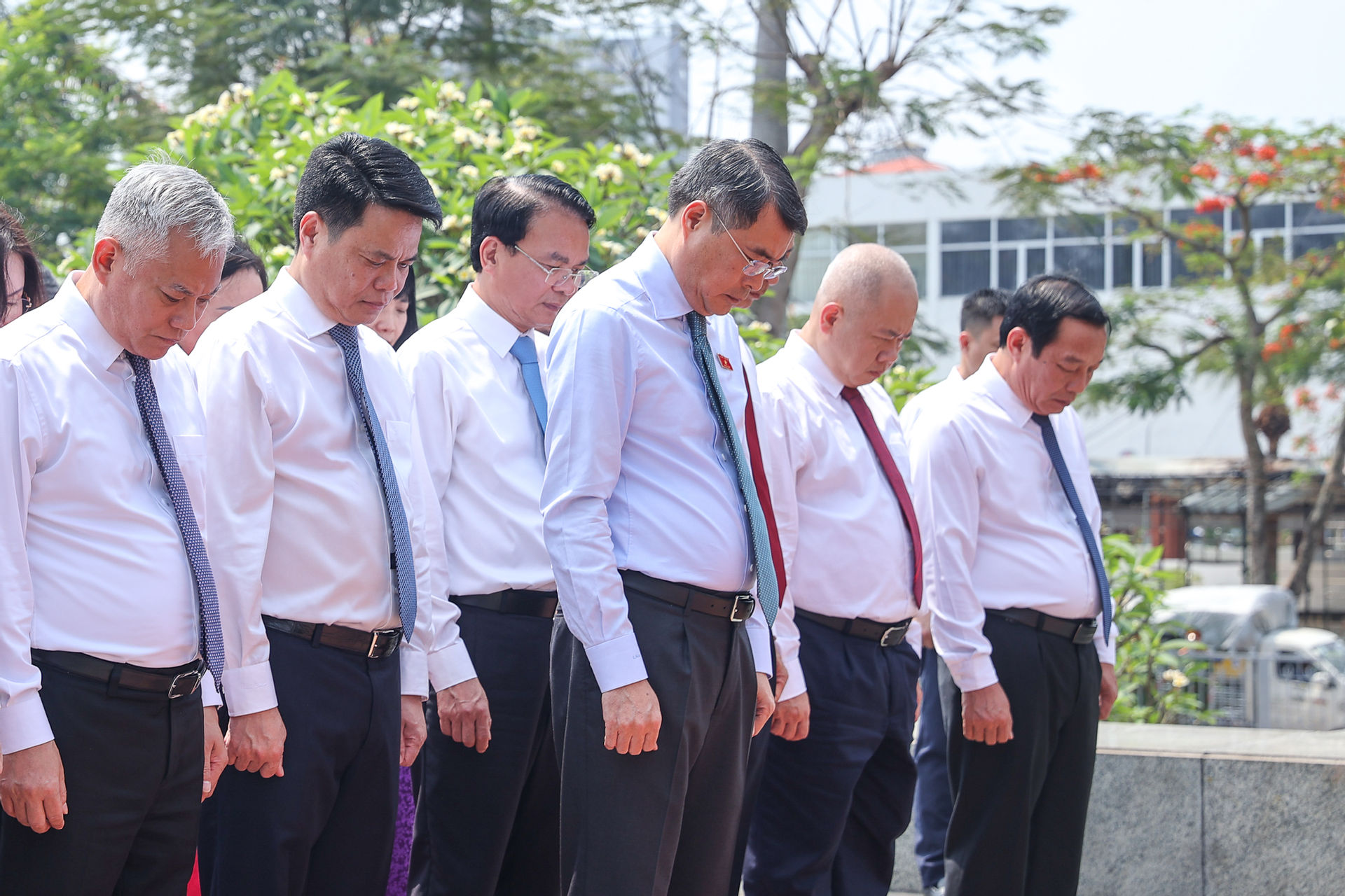 Thủ tướng Lê Minh Hưng dâng hương tưởng niệm các Anh hùng liệt sĩ; tri ân người có công tại Hải Phòng- Ảnh 3.