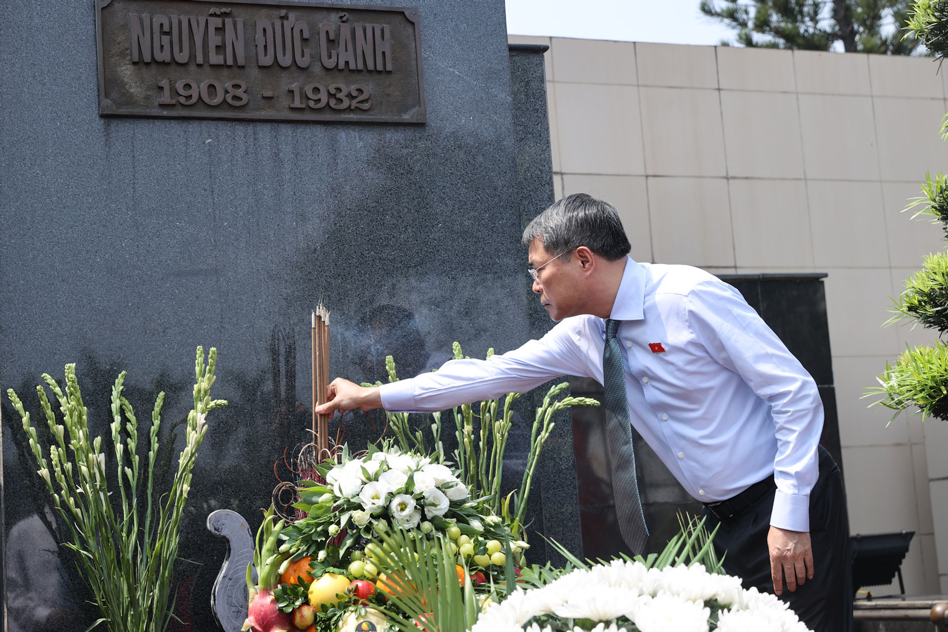 Thủ tướng Lê Minh Hưng dâng hương tưởng niệm các Anh hùng liệt sĩ; tri ân người có công tại Hải Phòng- Ảnh 4.