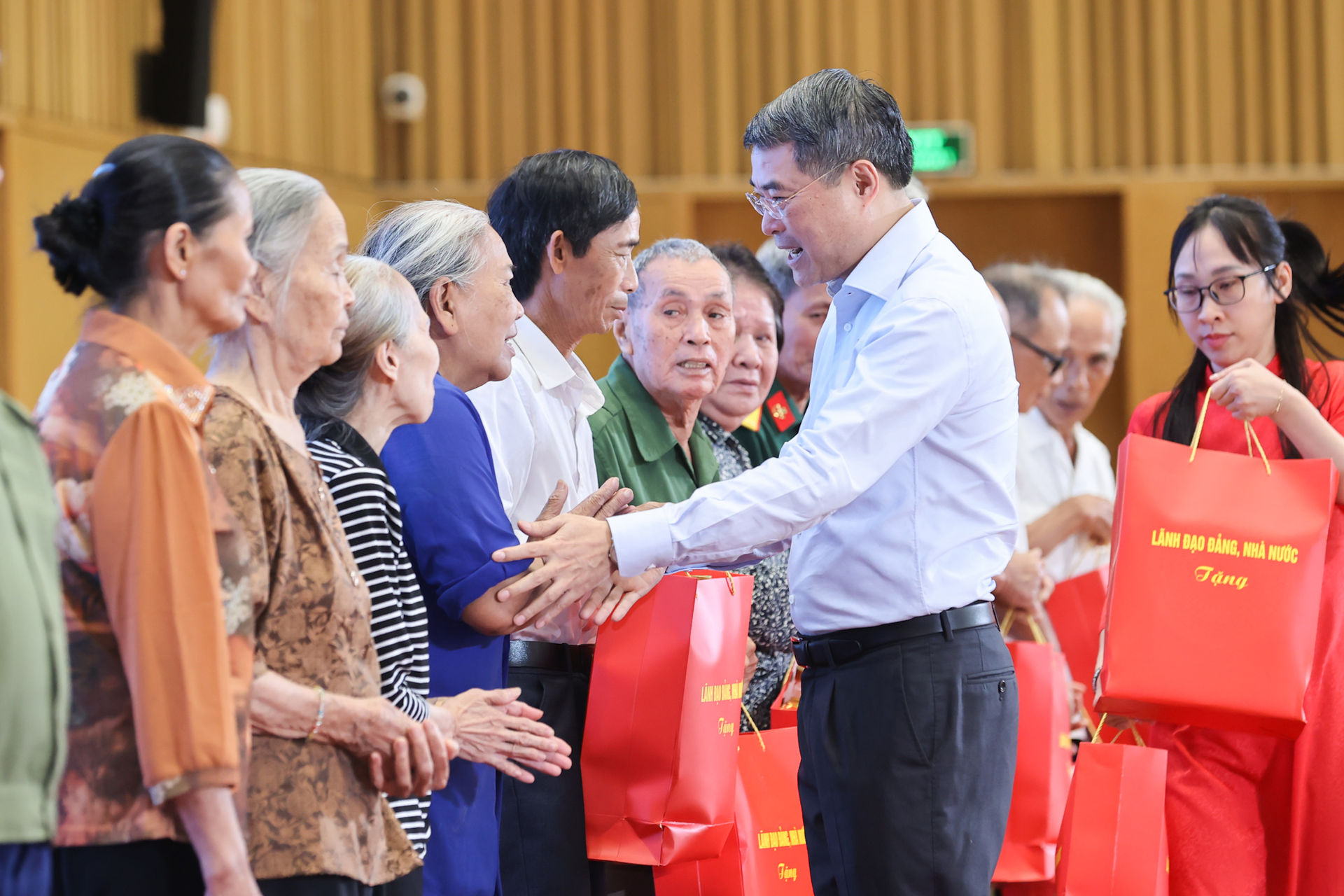 Thủ tướng Lê Minh Hưng dâng hương tưởng niệm các Anh hùng liệt sĩ; tri ân người có công tại Hải Phòng- Ảnh 8.